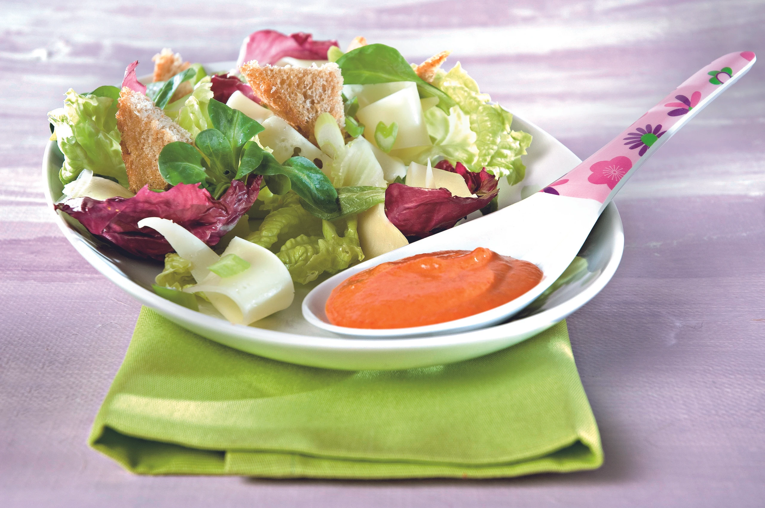 Salat mit Joghurt-Dressing und Käse