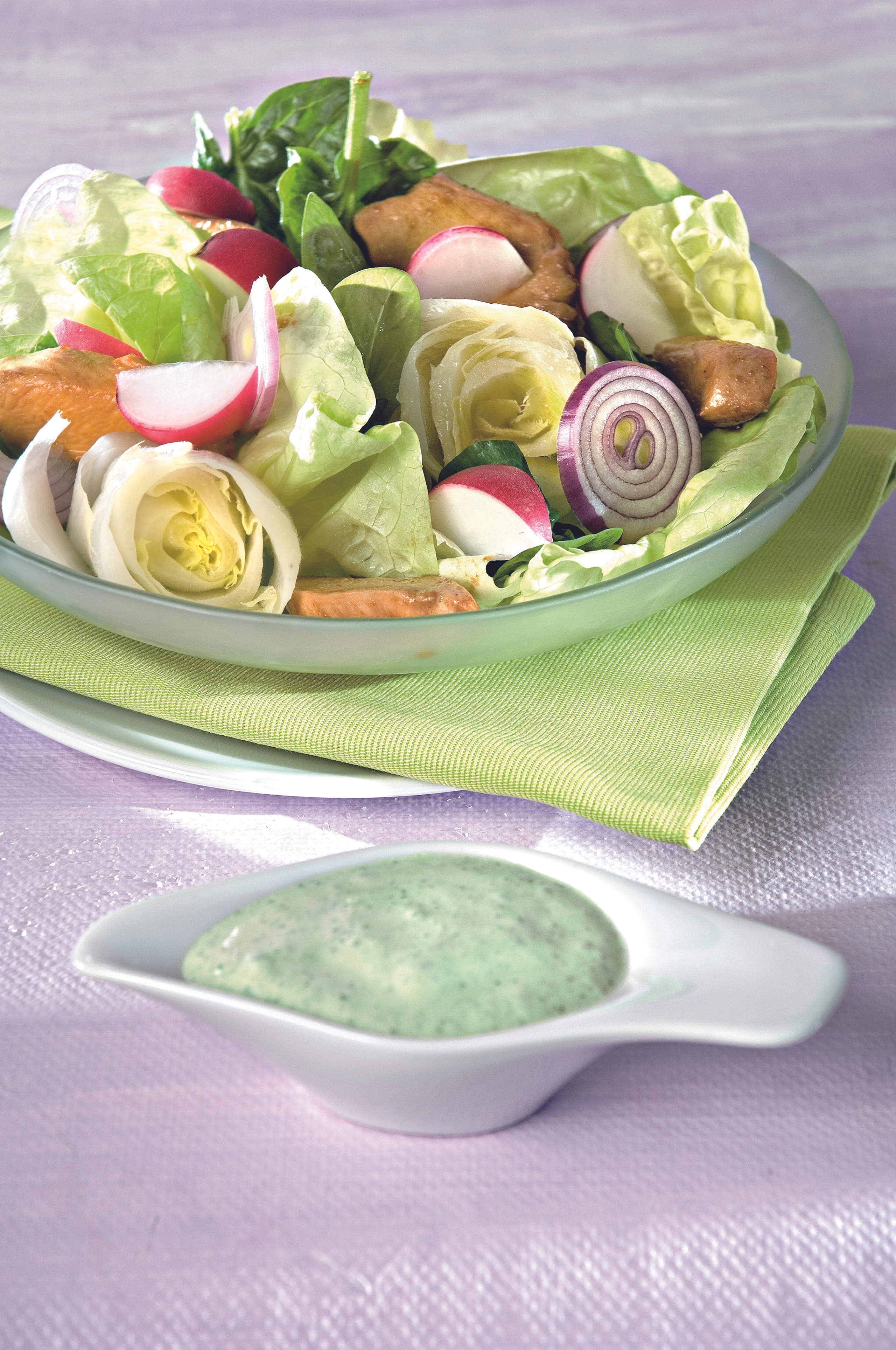 Salat mit Hühnerbrust und Petersil-Sauce