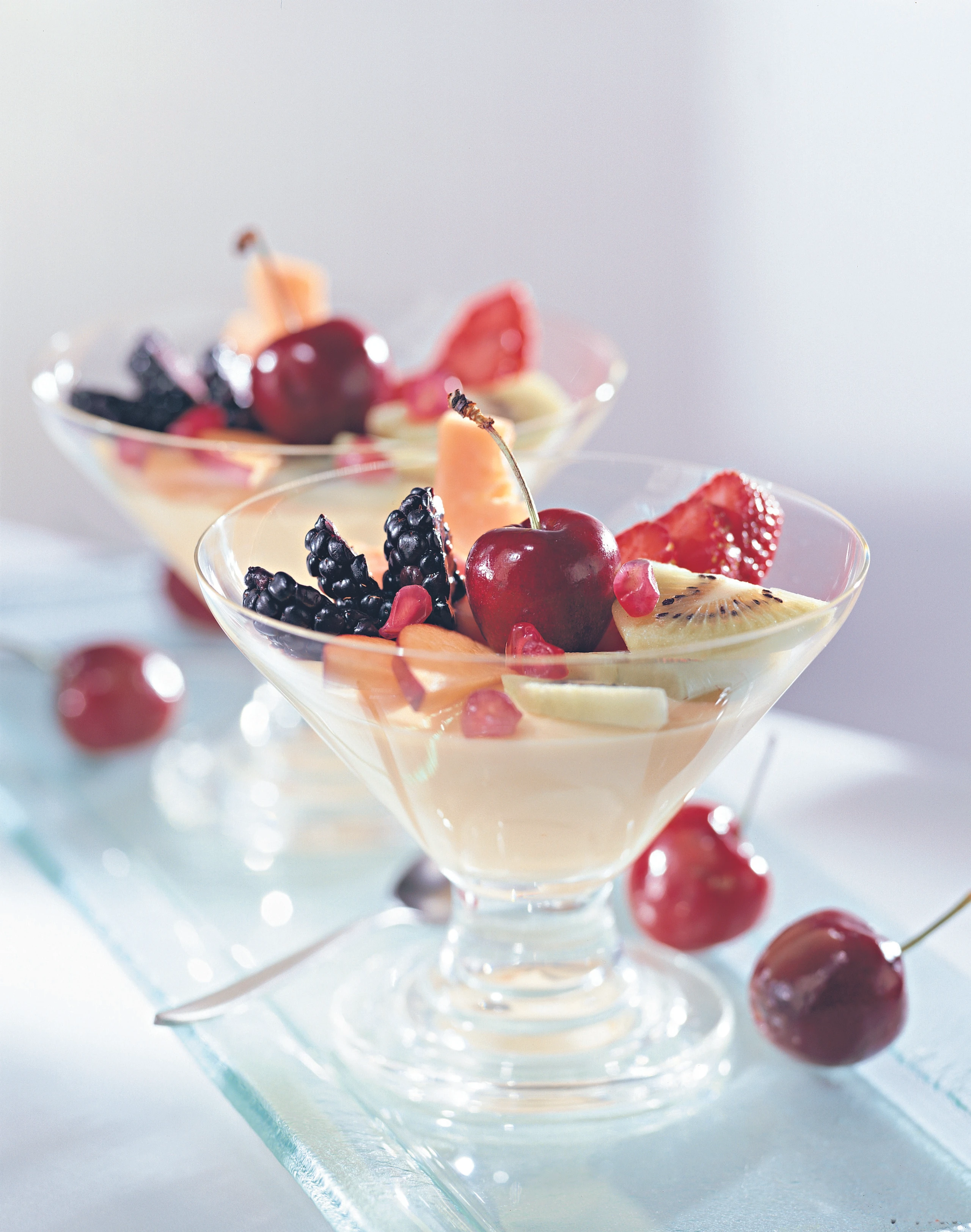 Honigmousse mit Früchten