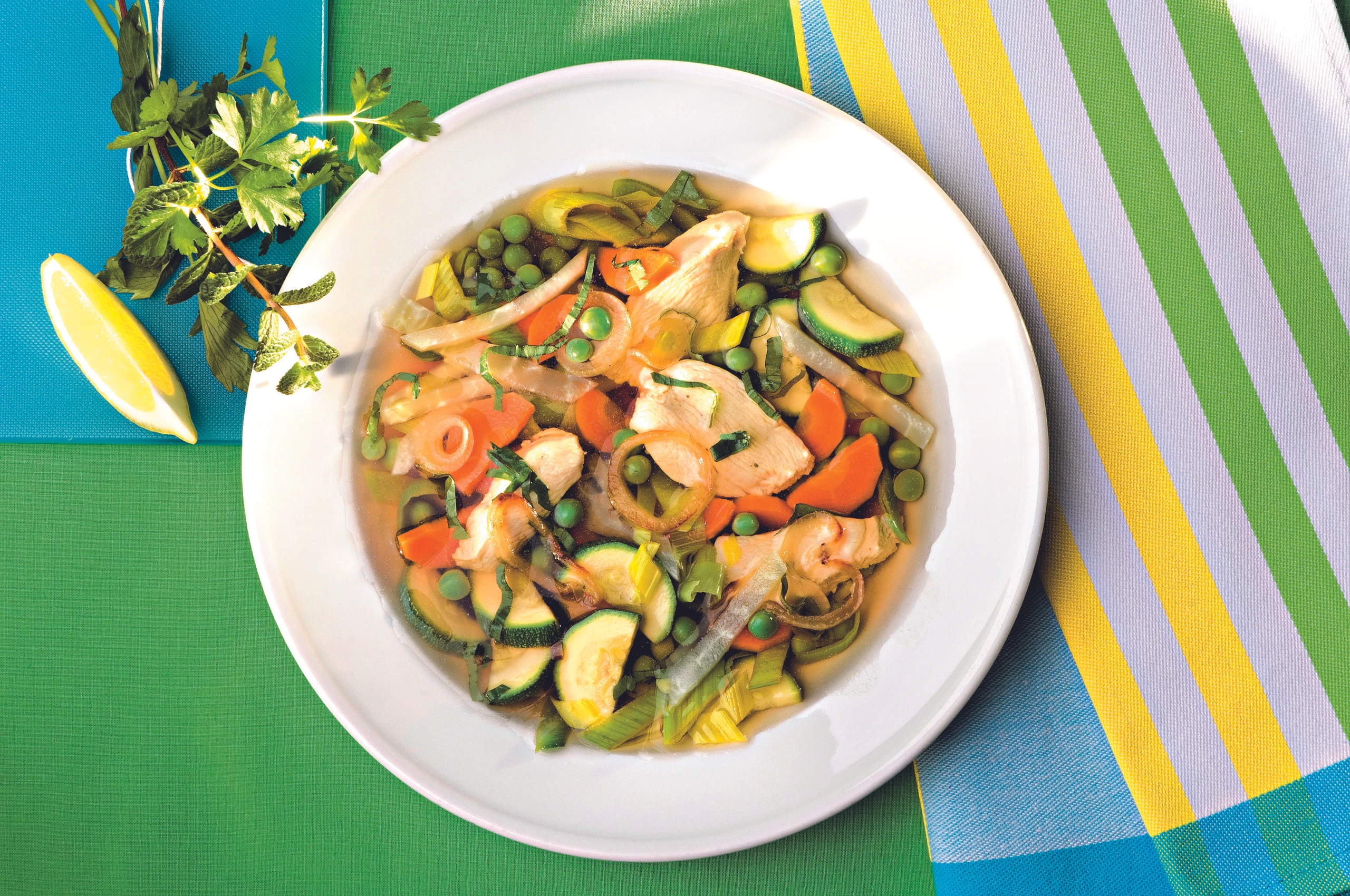 Gemüse-Hühnersuppe mit Kräutern