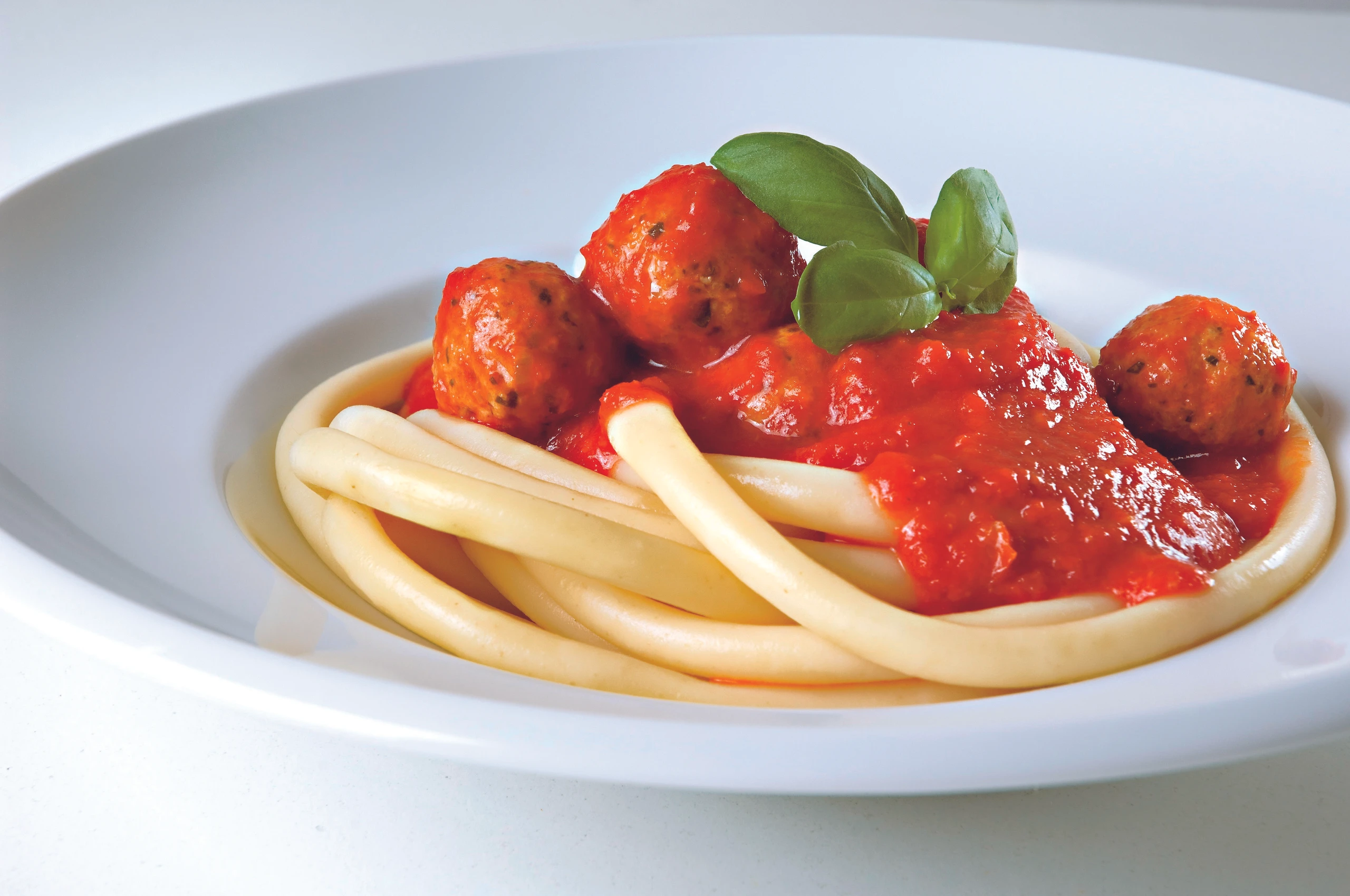 Makkaroni mit Fleischbällchen in roter Sauce