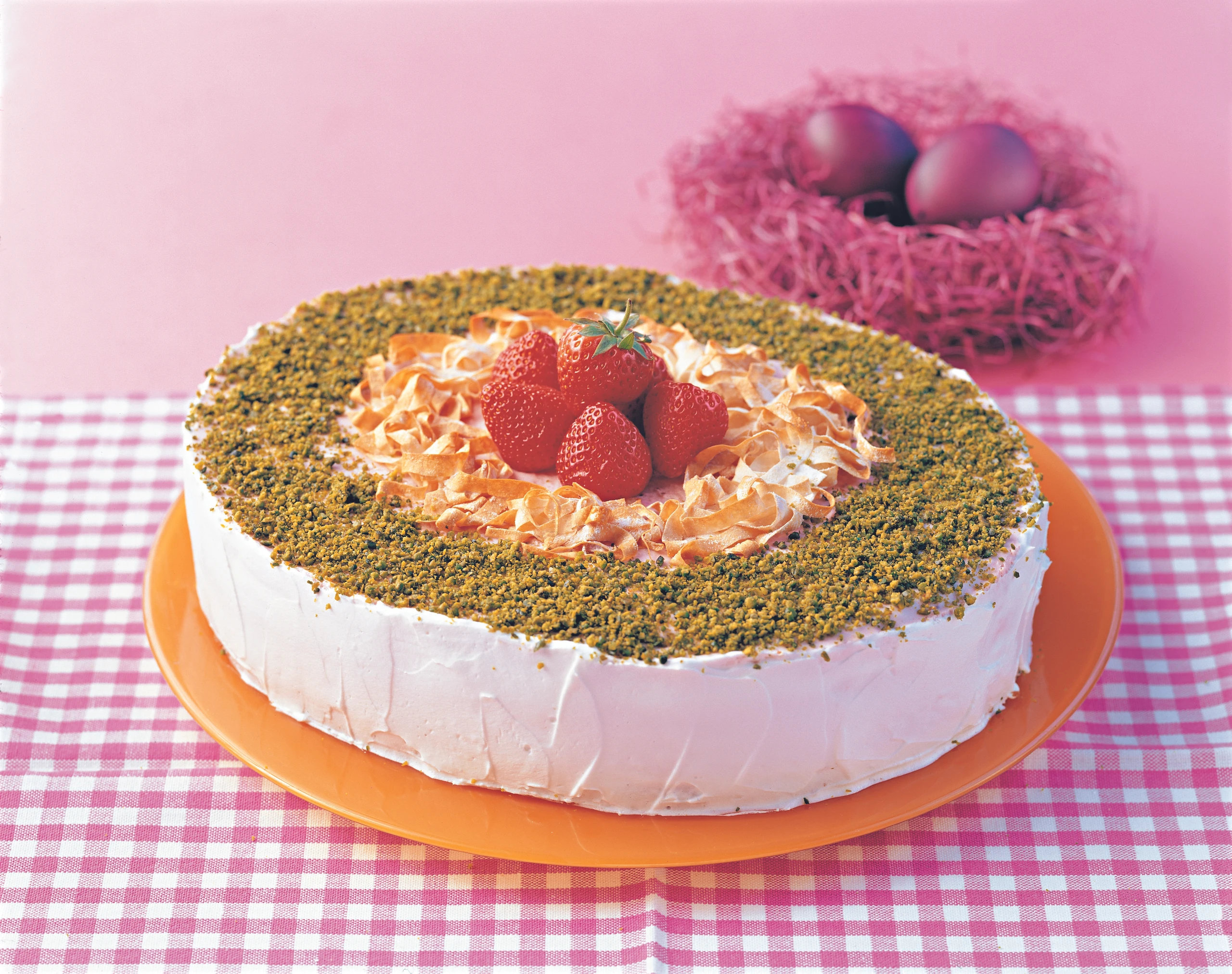 Ostertorte mit Erdbeercreme und Pistazien
