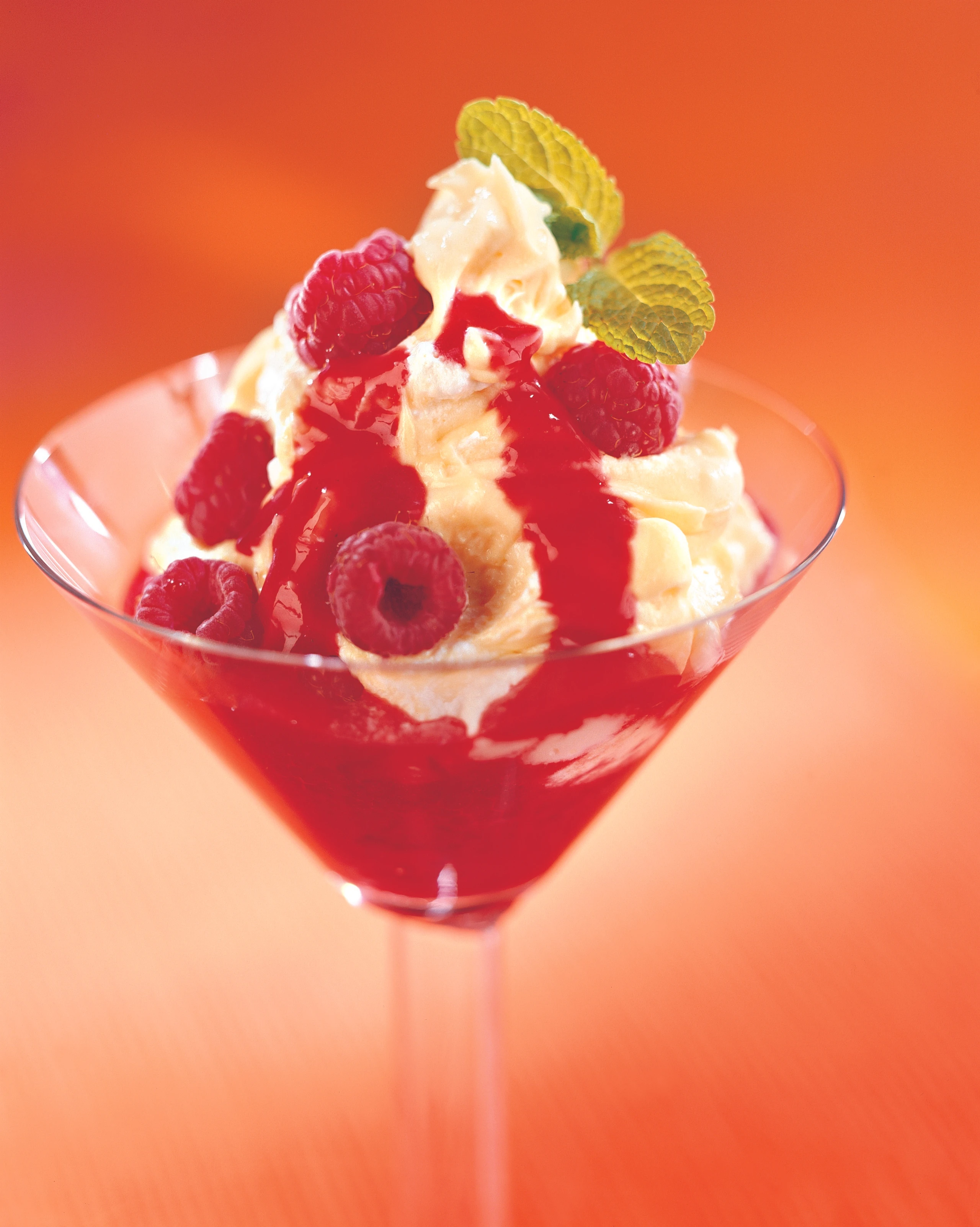 Ingwer-Kokos-Creme mit Himbeersauce