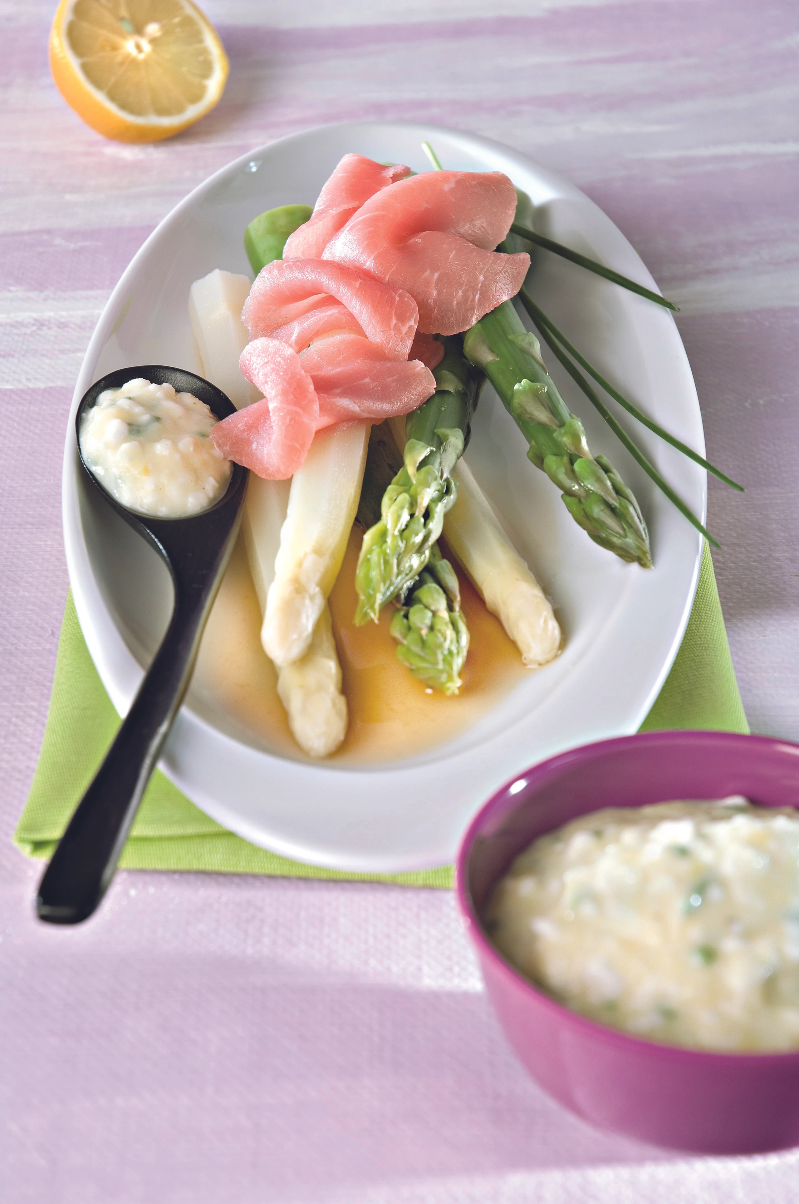 Spargel mit Lachsschinken und Kräuter-Dressing
