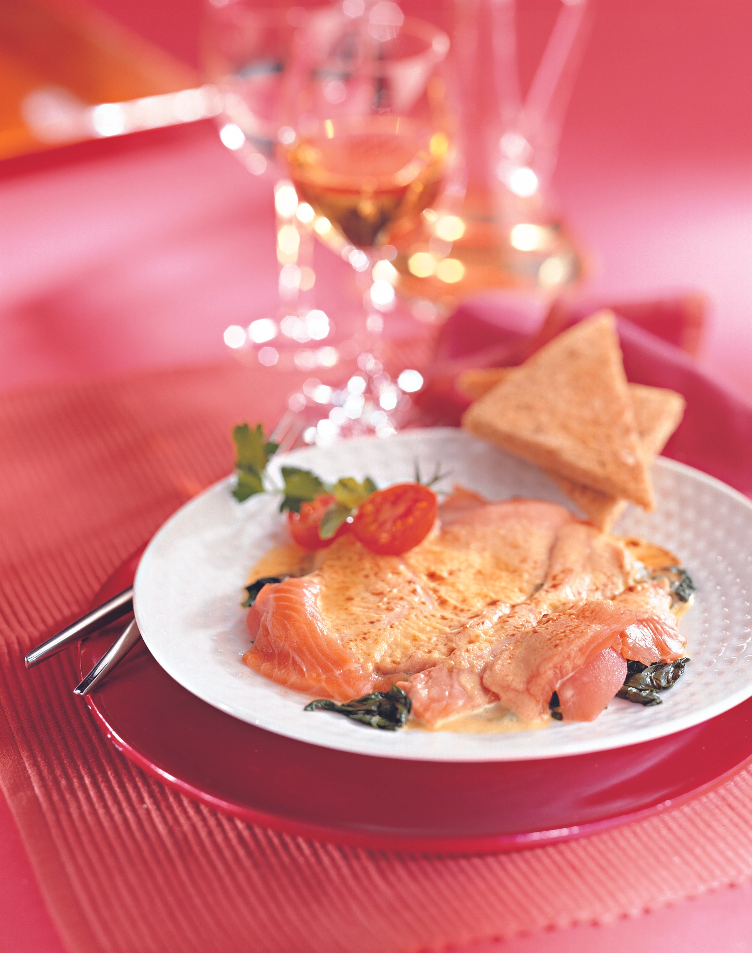 Überbackene Lachsforellenfilets auf Blattspinat