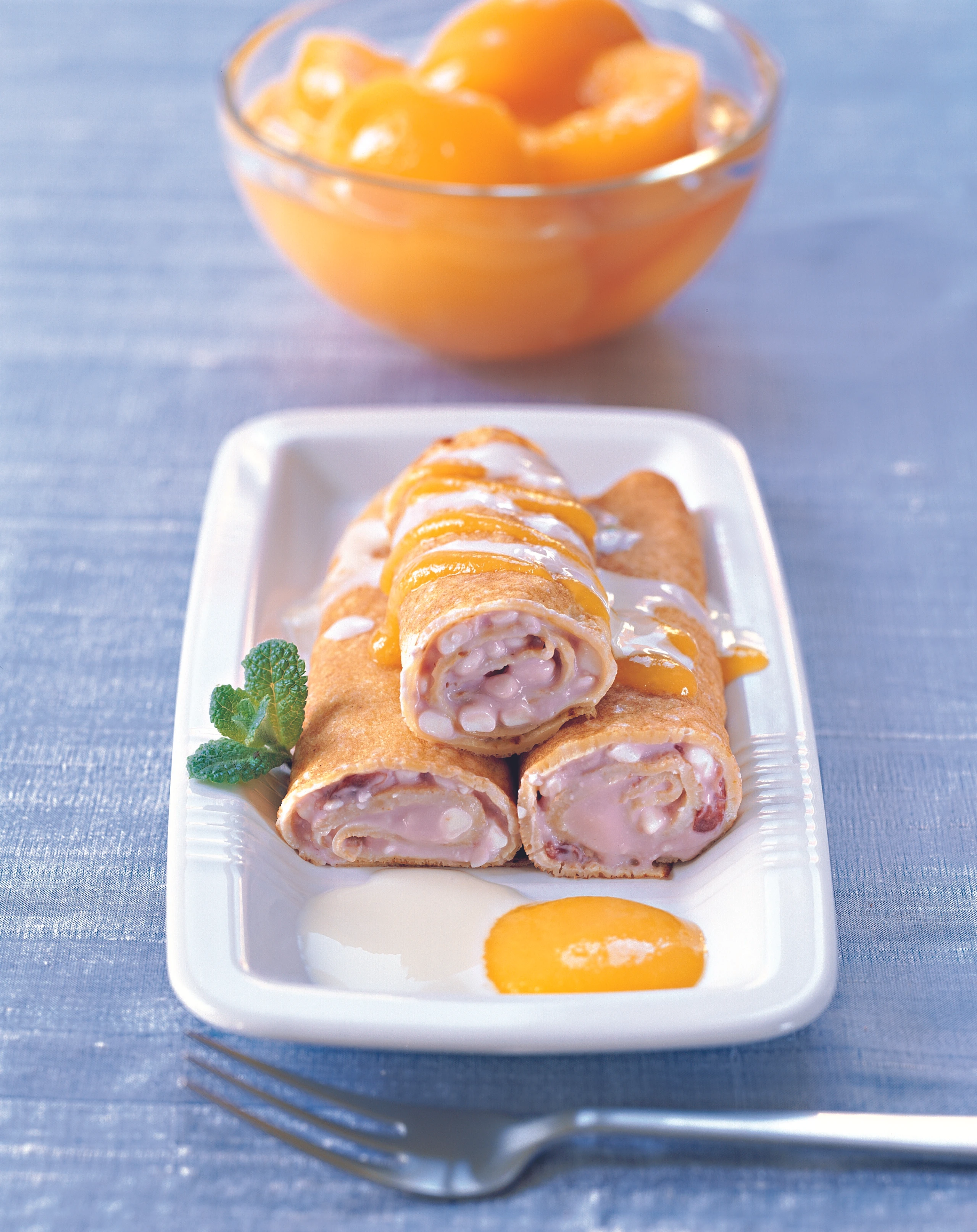 Kirsch-Joghurt-Crêpes mit Mangosauce