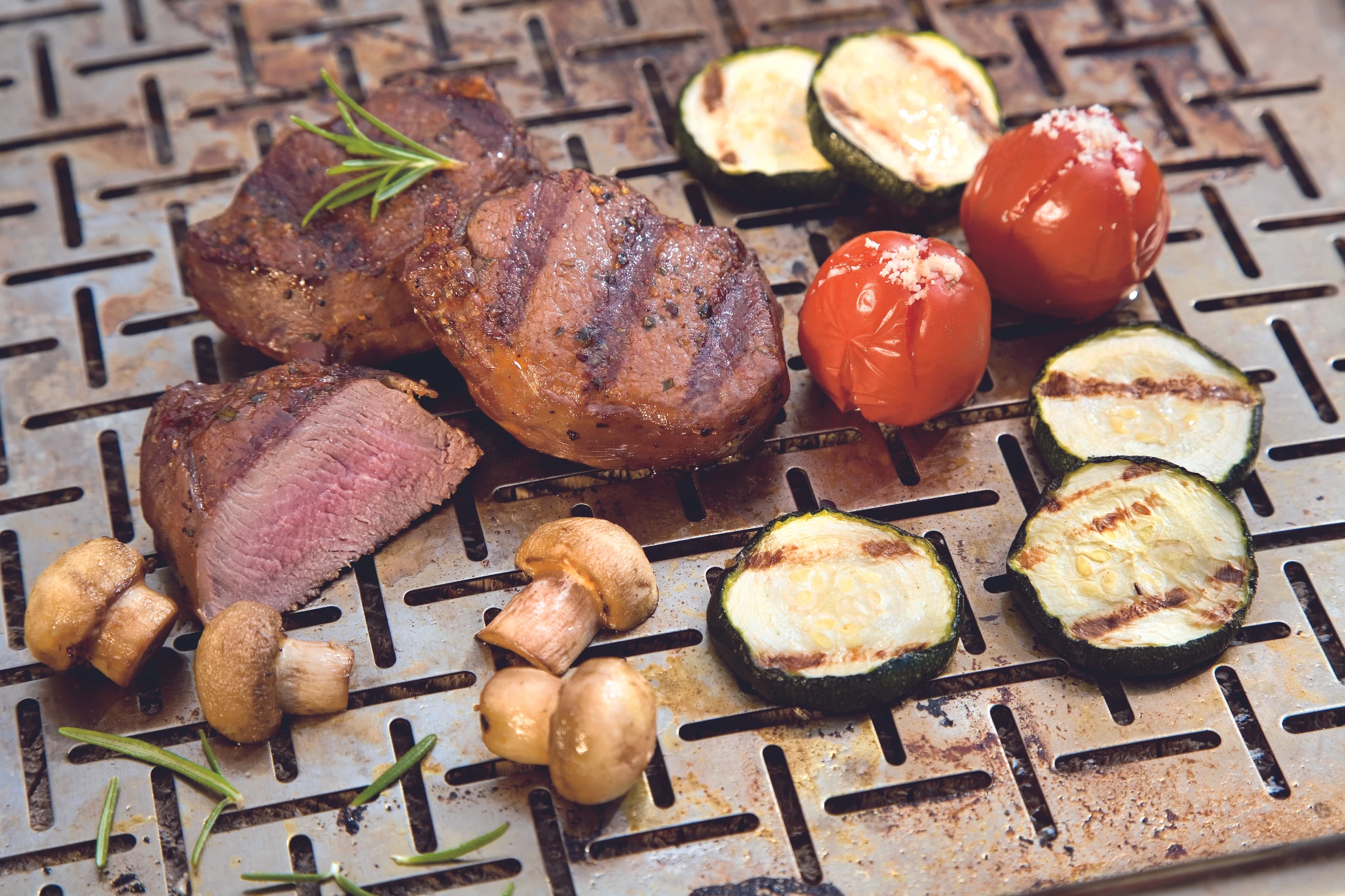 Gegrillte Steaks vom Damhirsch