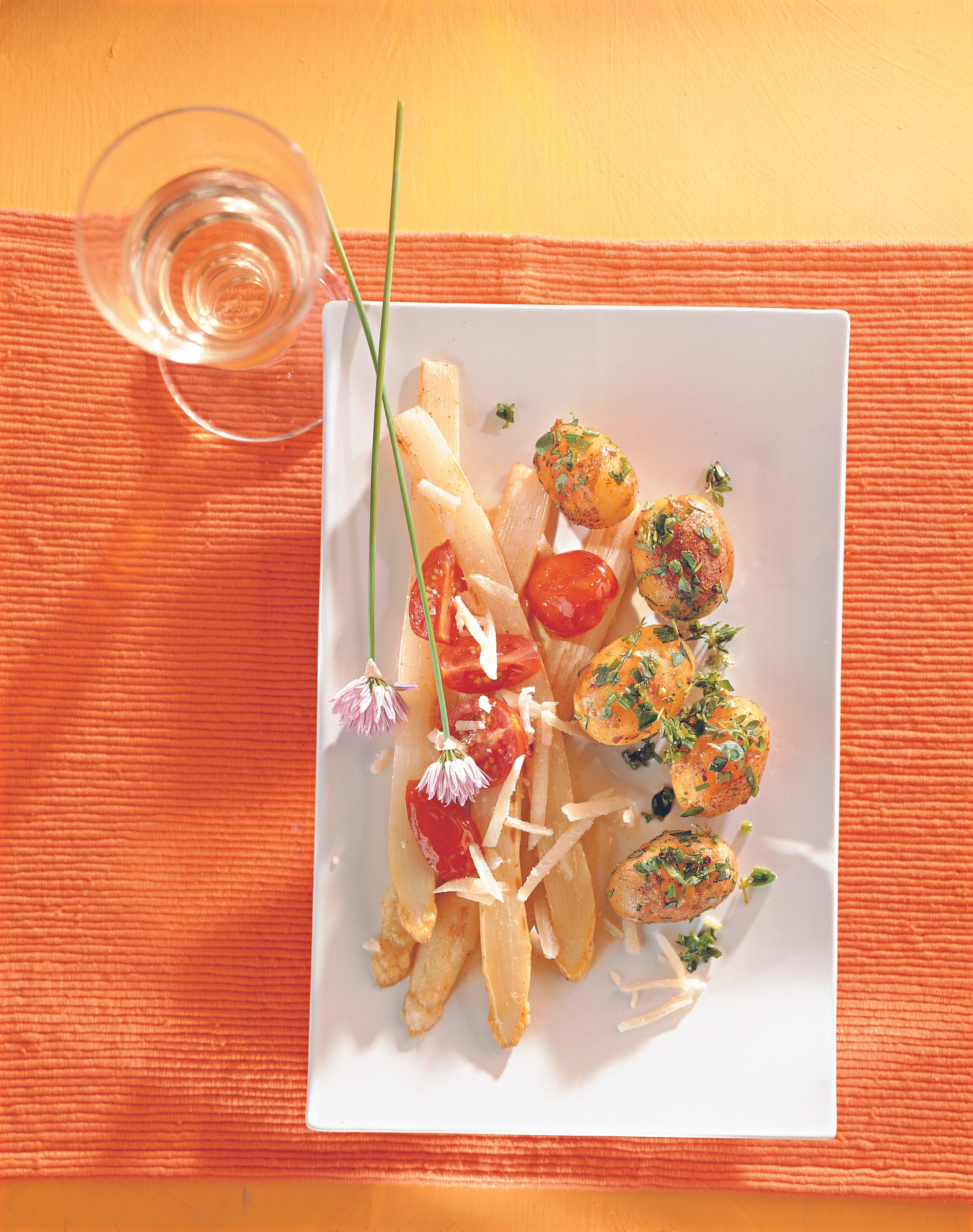 Kräuter-Heurige mit gebratenem Spargel