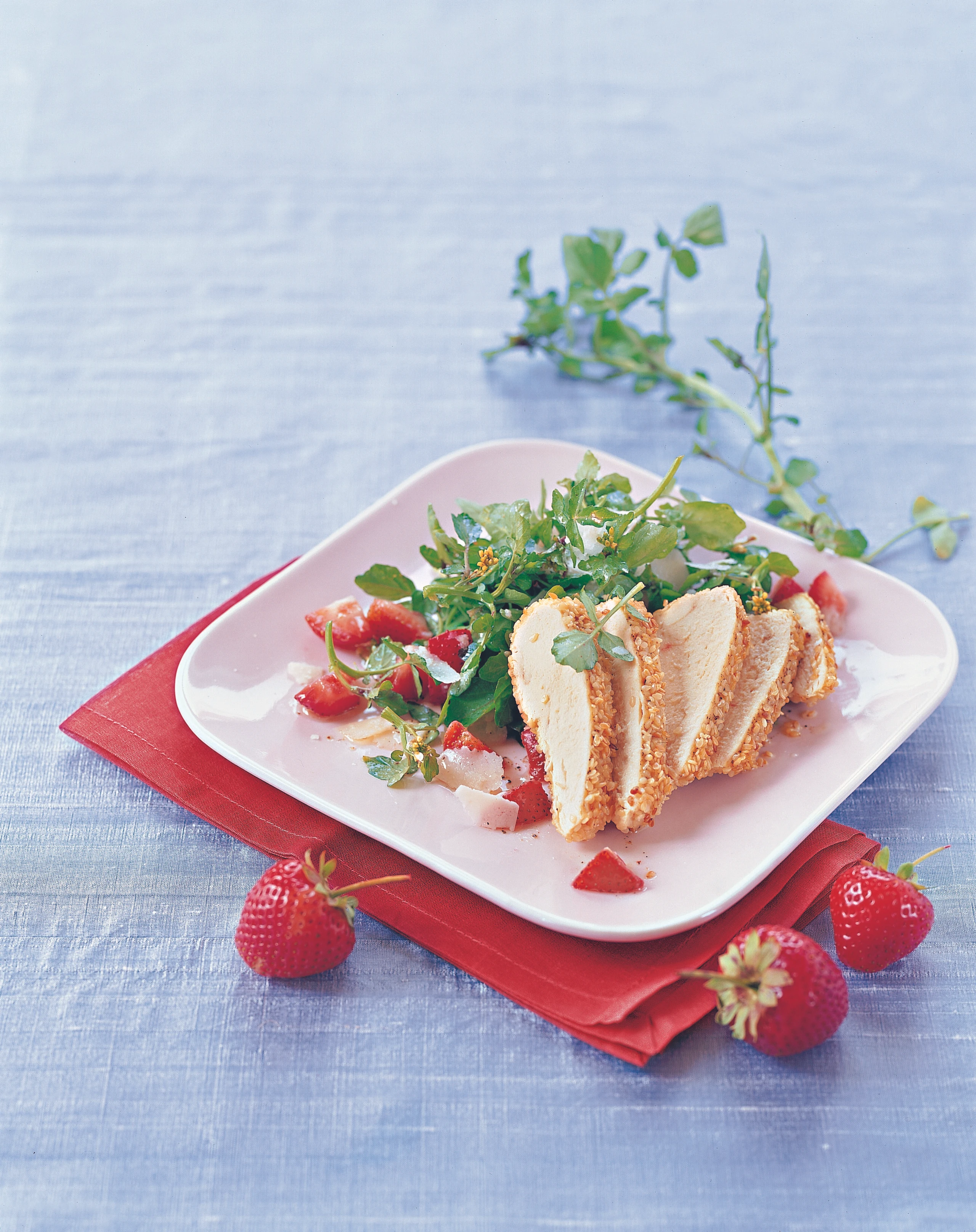 Sesamhühnchen auf Brunnenkressesalat mit Erdbeeren
