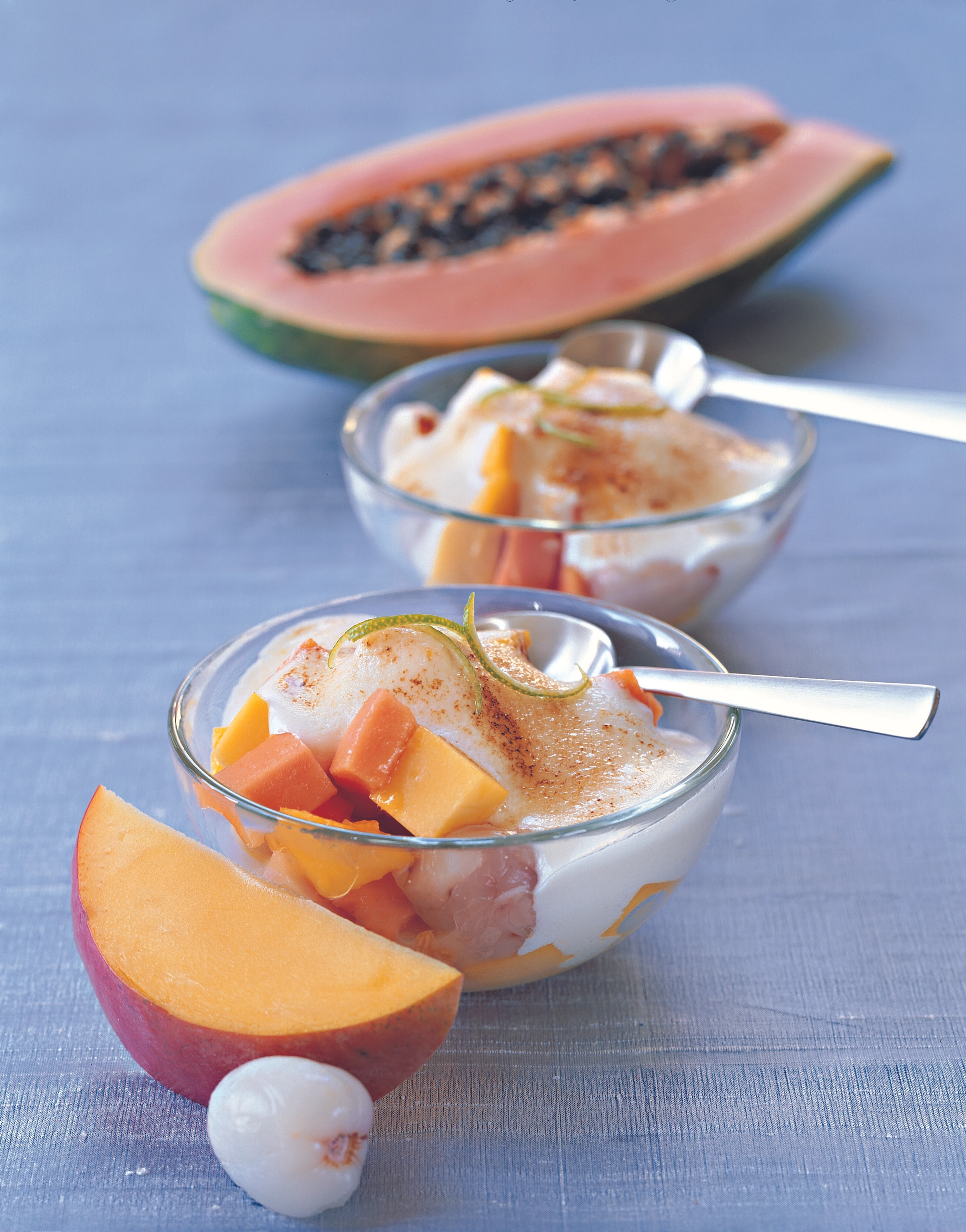 Cremig gratinierter, exotischer Obstsalat