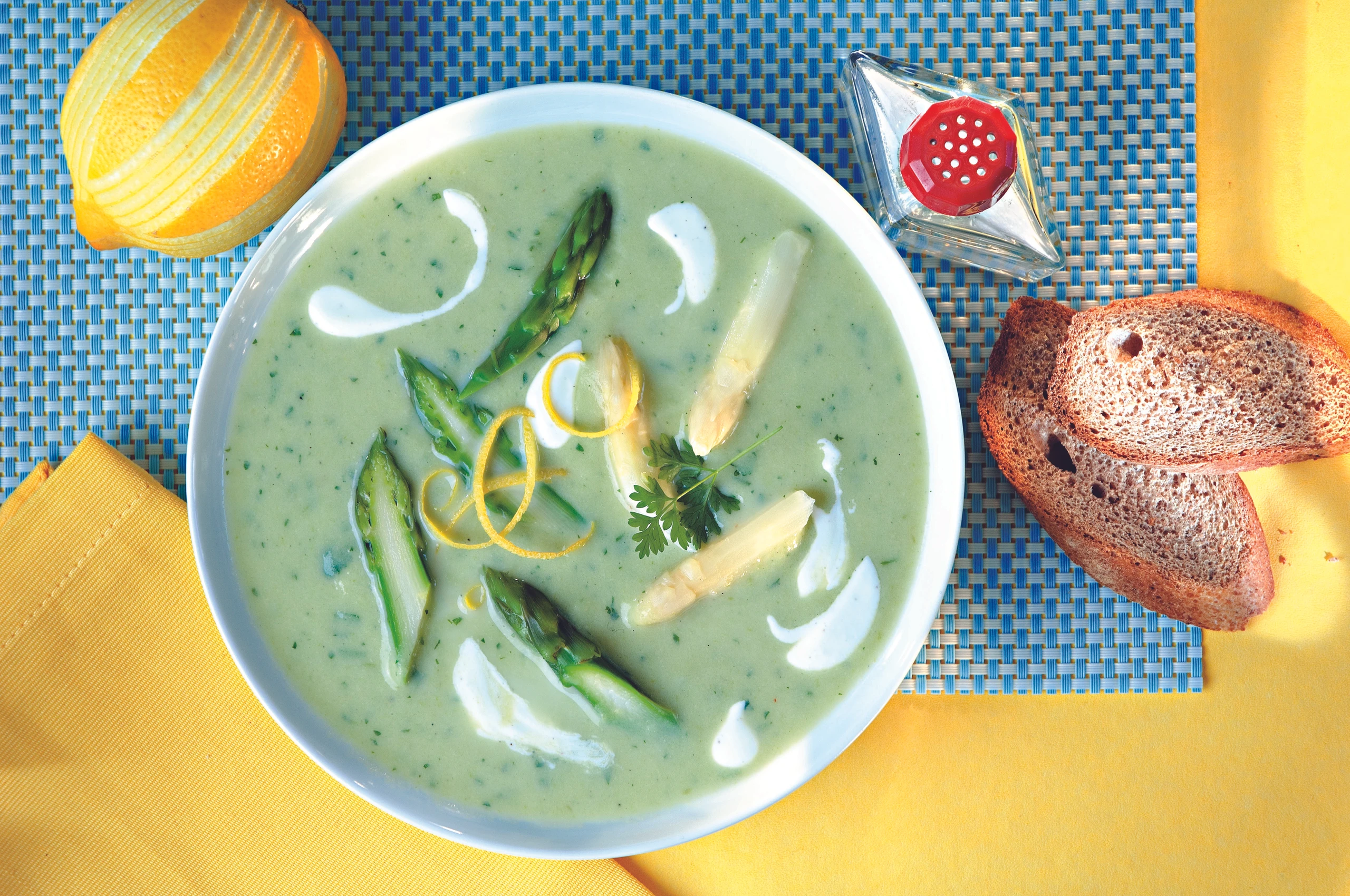 Spargel-Cremesuppe mit Zitronen-Rahmcreme