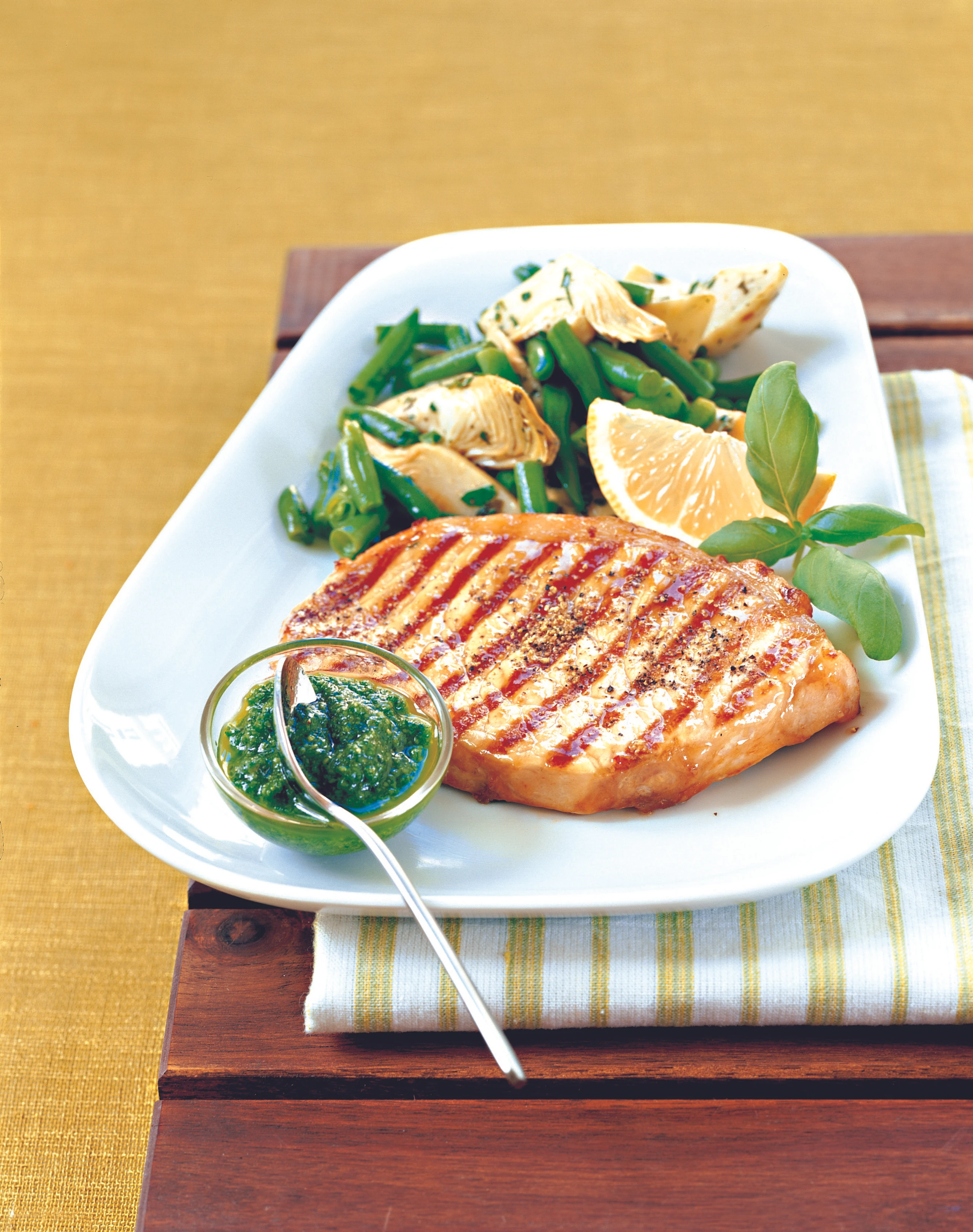 Gegrilltes Schweinssteak mit Artischocken-Fisolengemüse