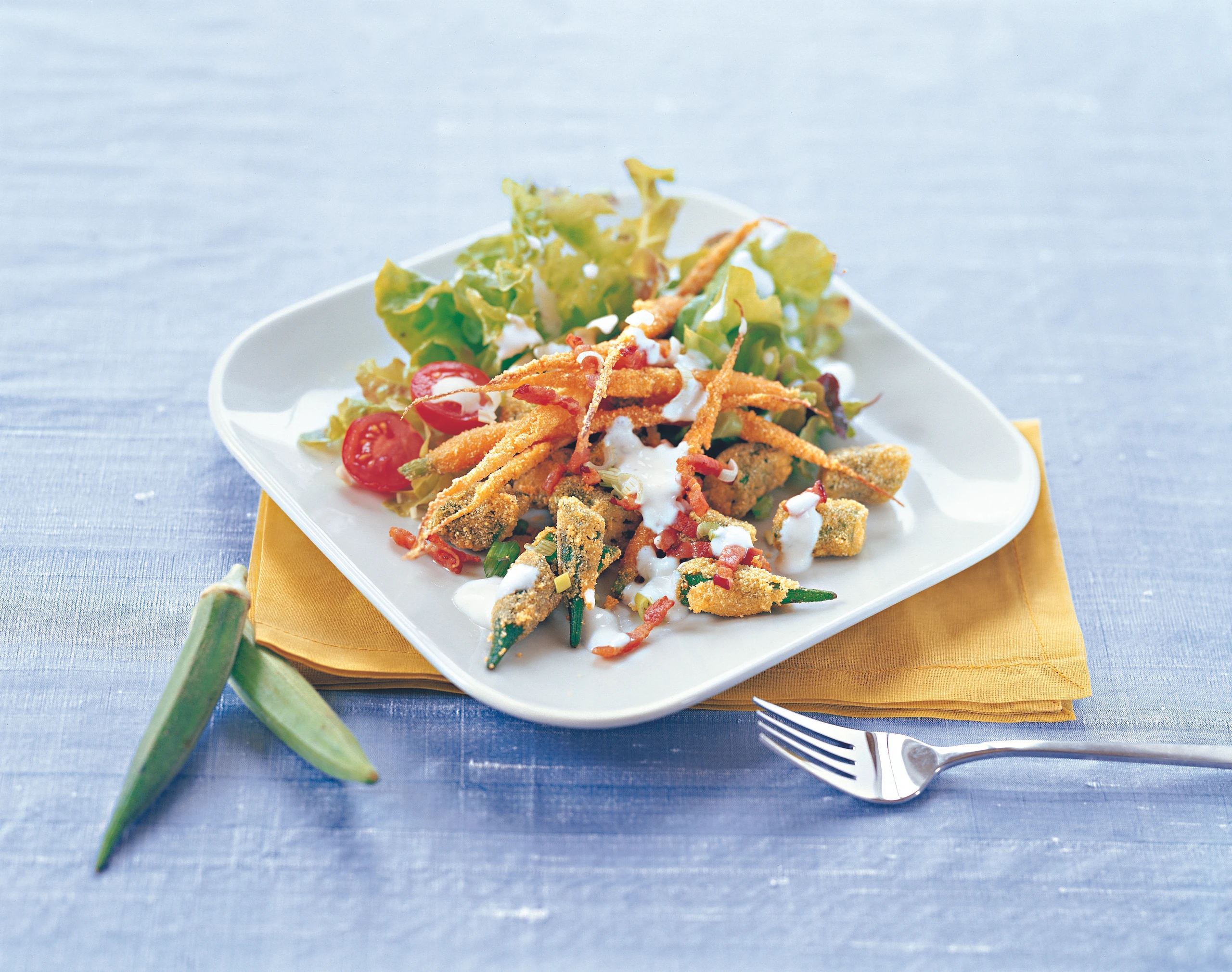 Salat mit Okras und Babykarotten in Maiskruste