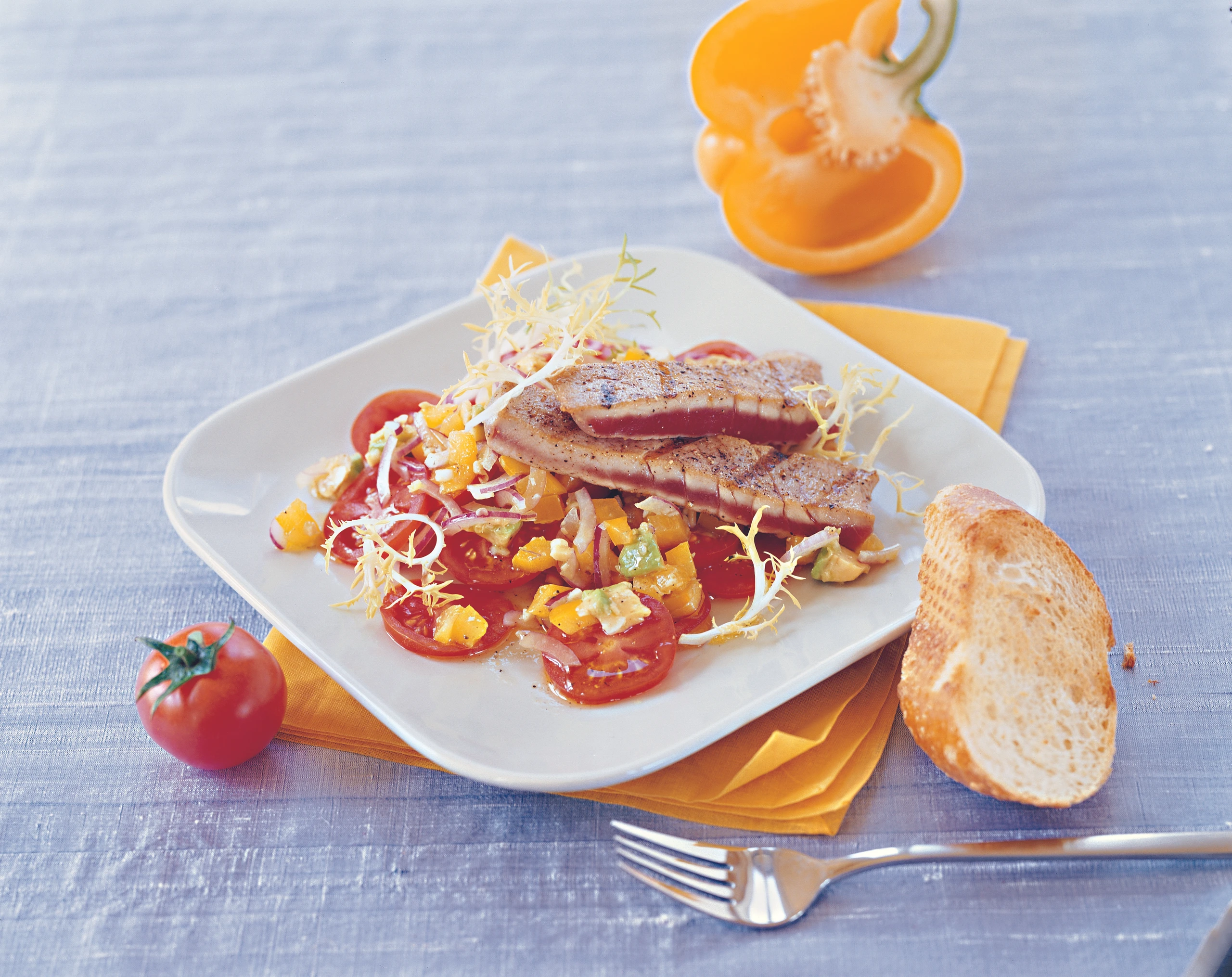 Paradeiser-Thunfischsalat mit Avocado und Zitronengras