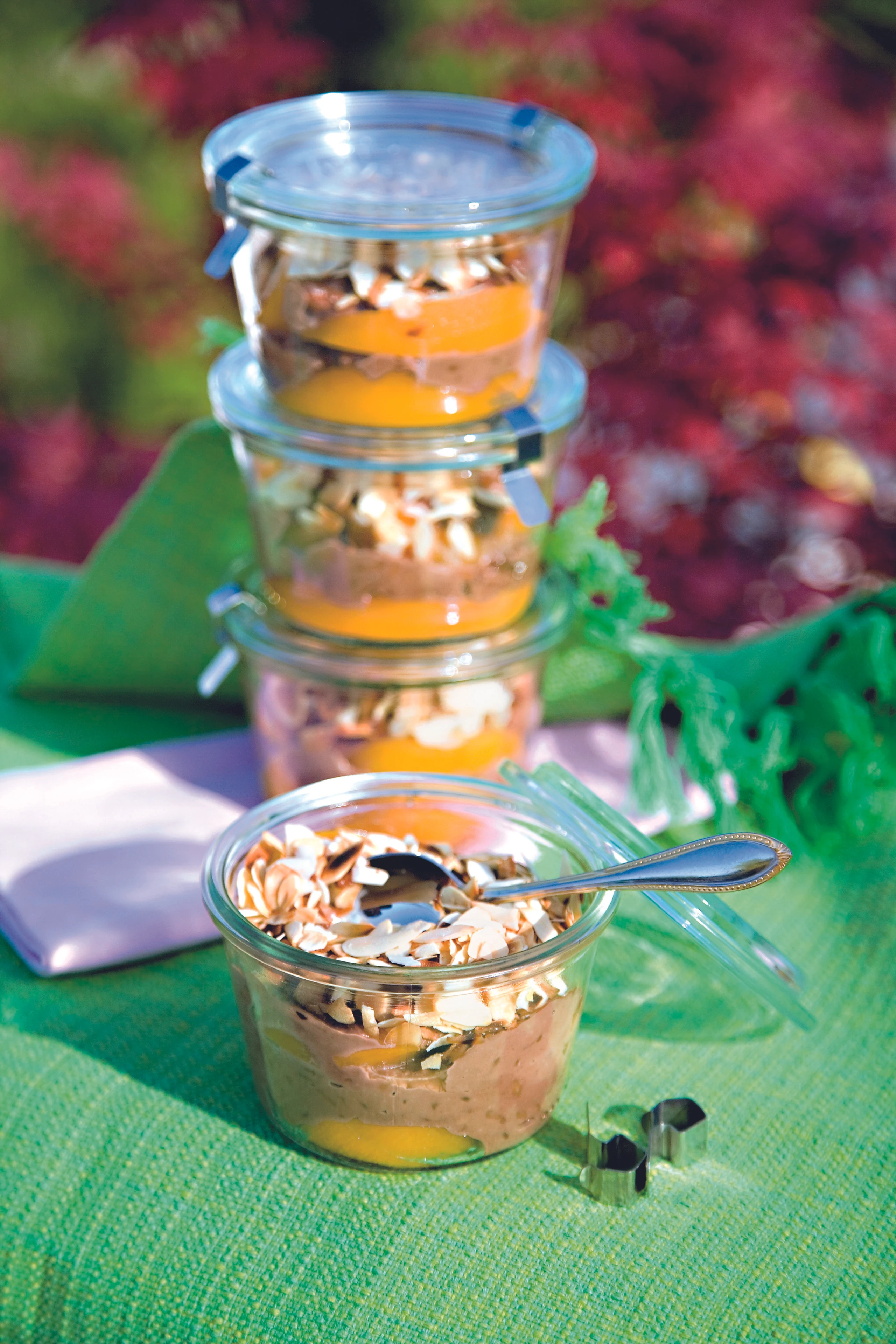 Geschichteter Kaffee-Früchte-Milchreis