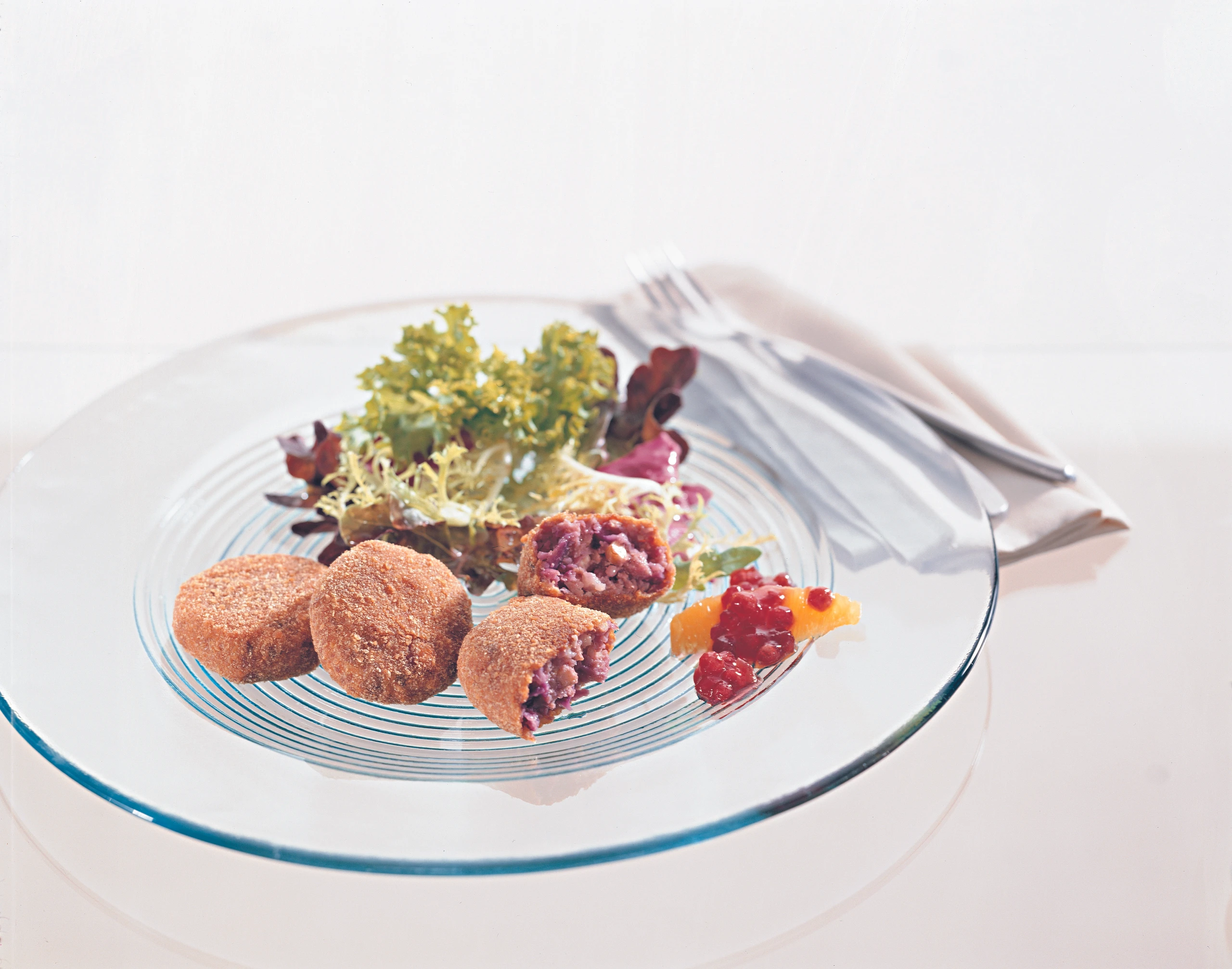 Rotkraut-Nusslaibchen mit Preiselbeer-Orangen