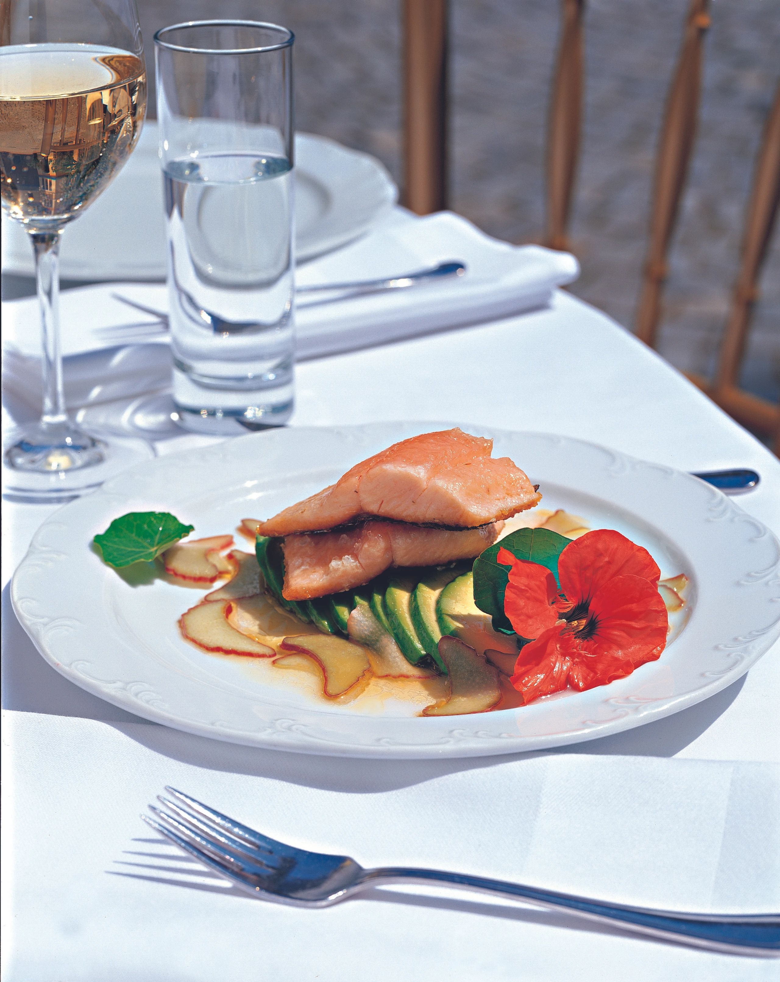 Lachsforelle mit Avocado und Rhabarber