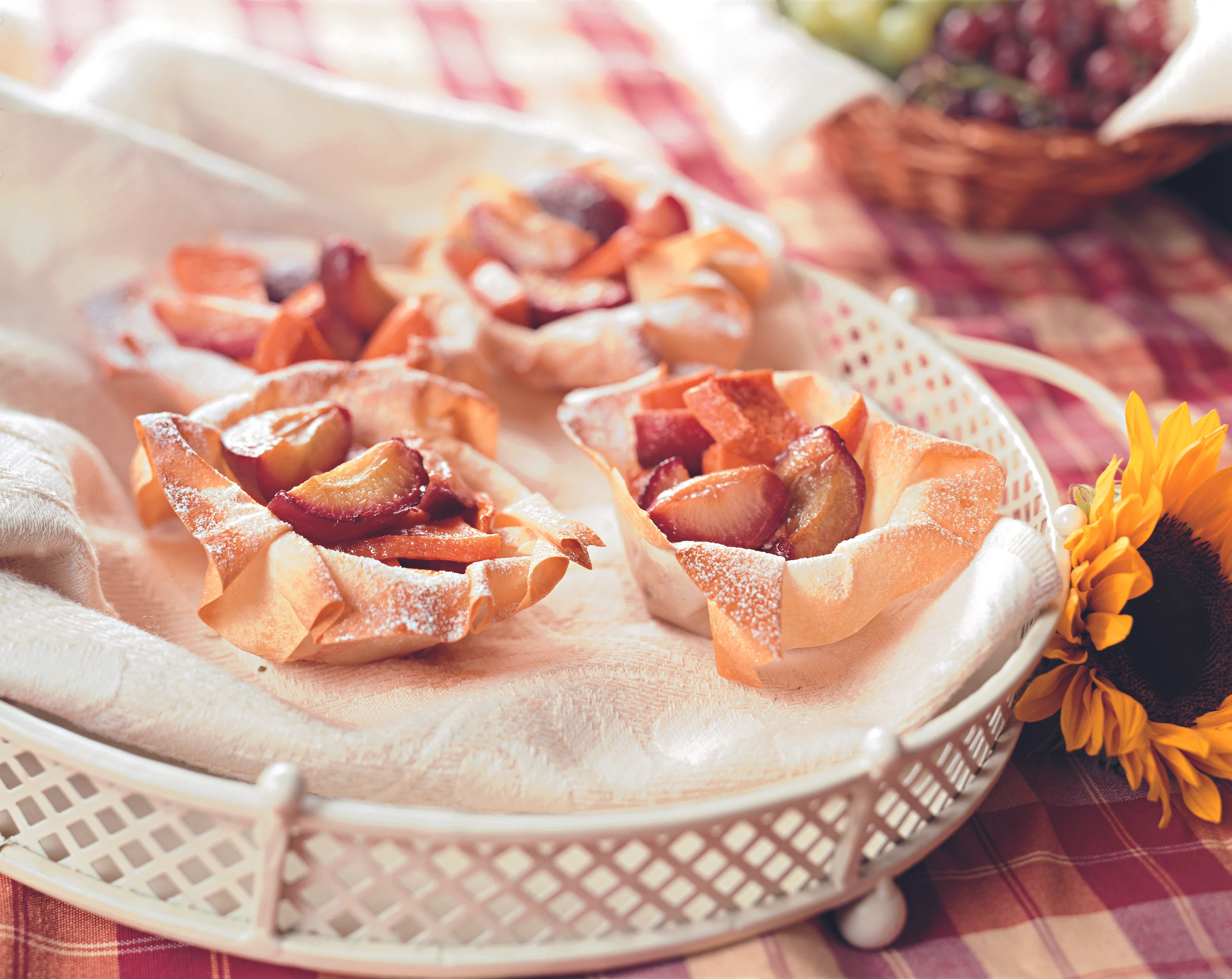 Strudelblüten mit süßem Ofenkürbis und Zwetschken