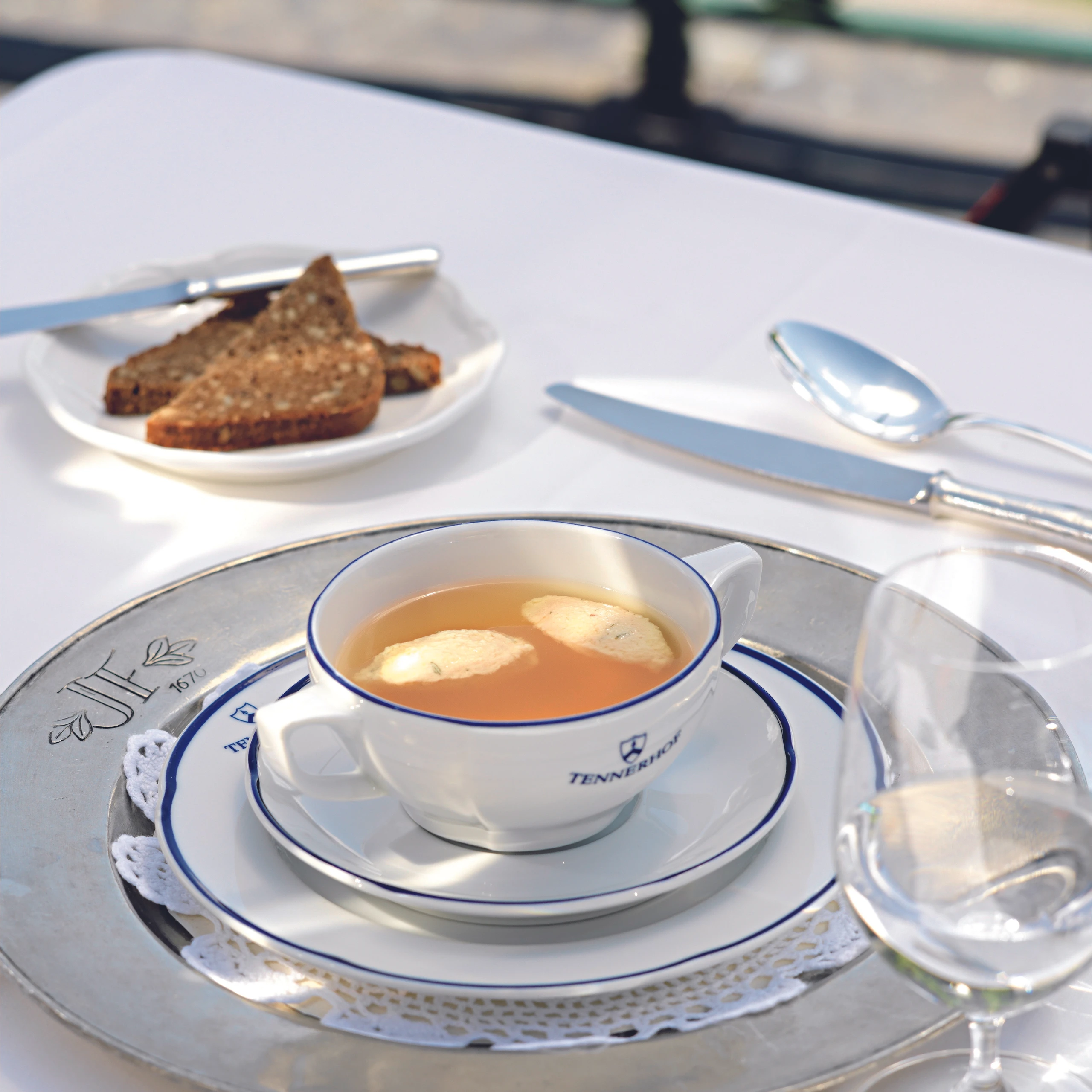 Paradeissuppe mit Salbei-Nockerln