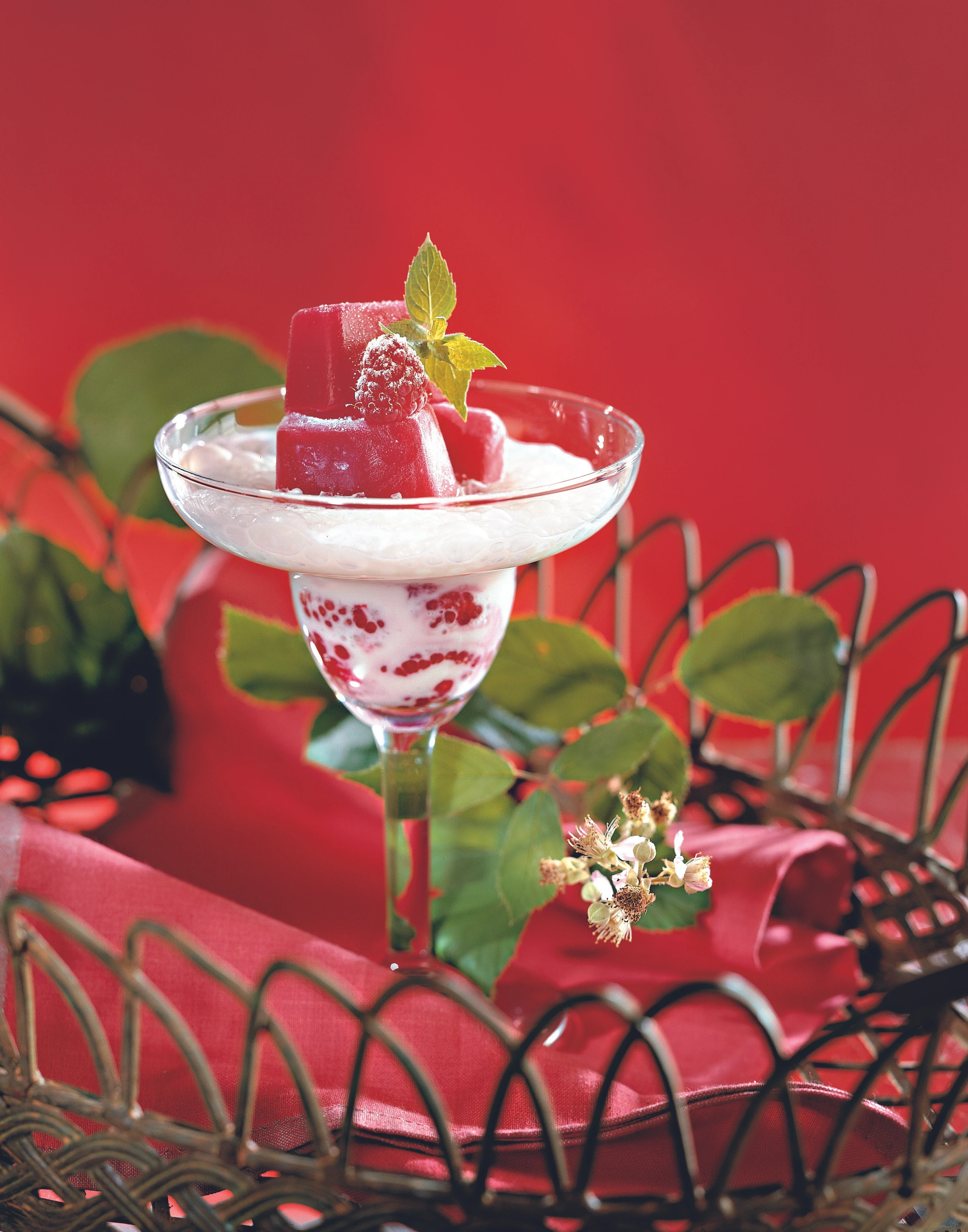 Himbeersekt-Eis mit Joghurtschaum