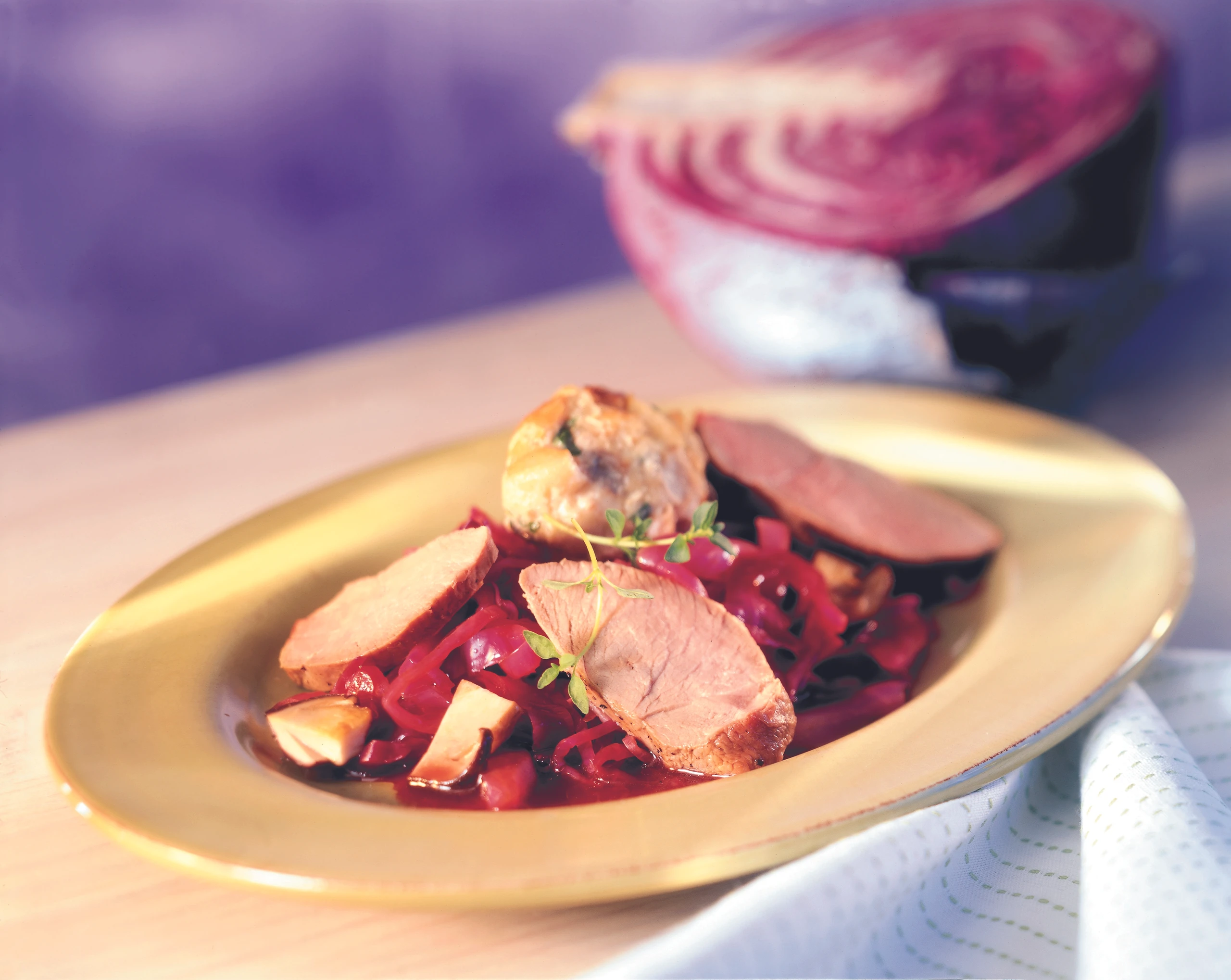 Warmer Rotkrautsalat mit Rehnüsschen und Knödeln