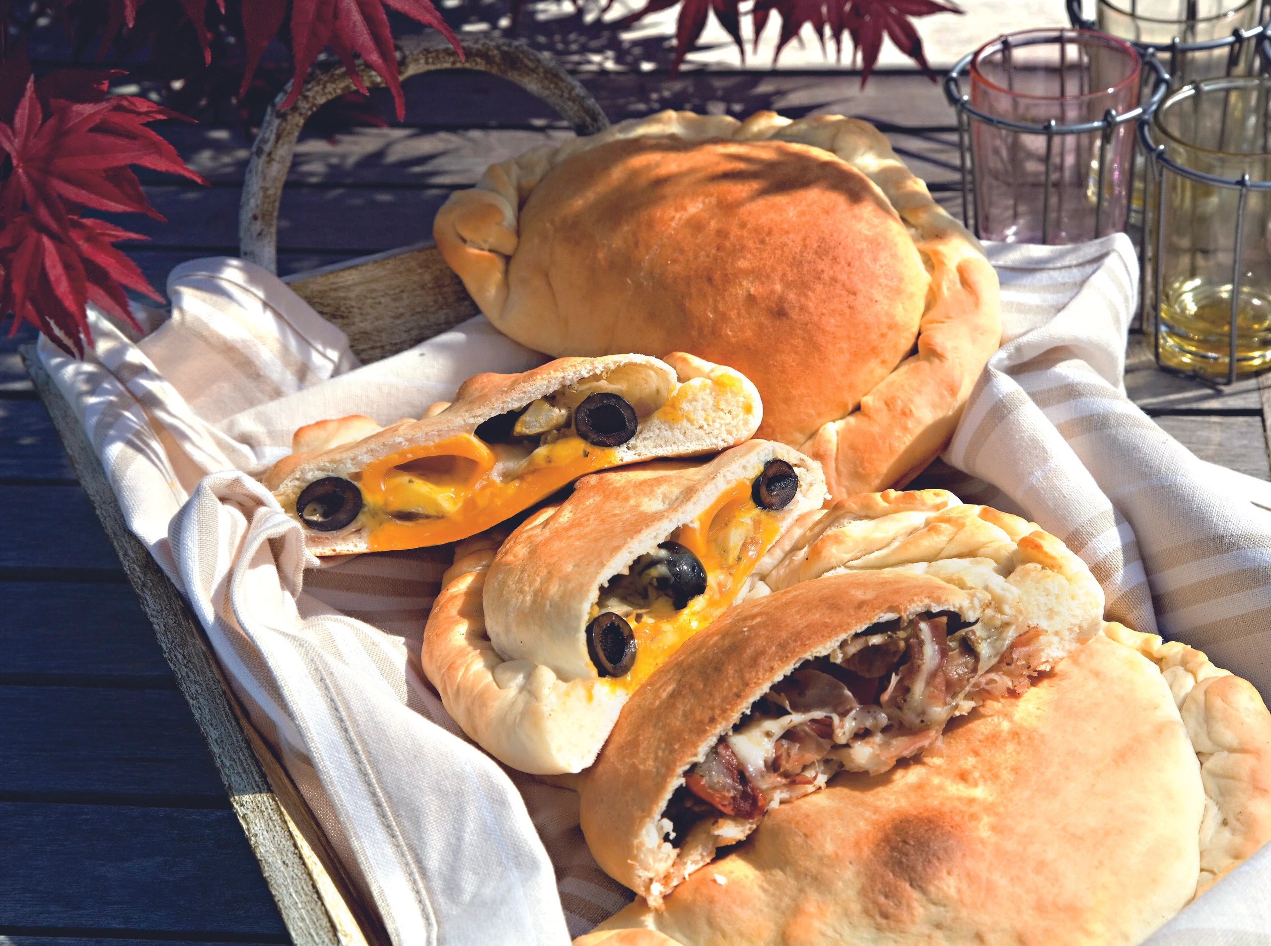 Bunt gefüllte Pizzataschen