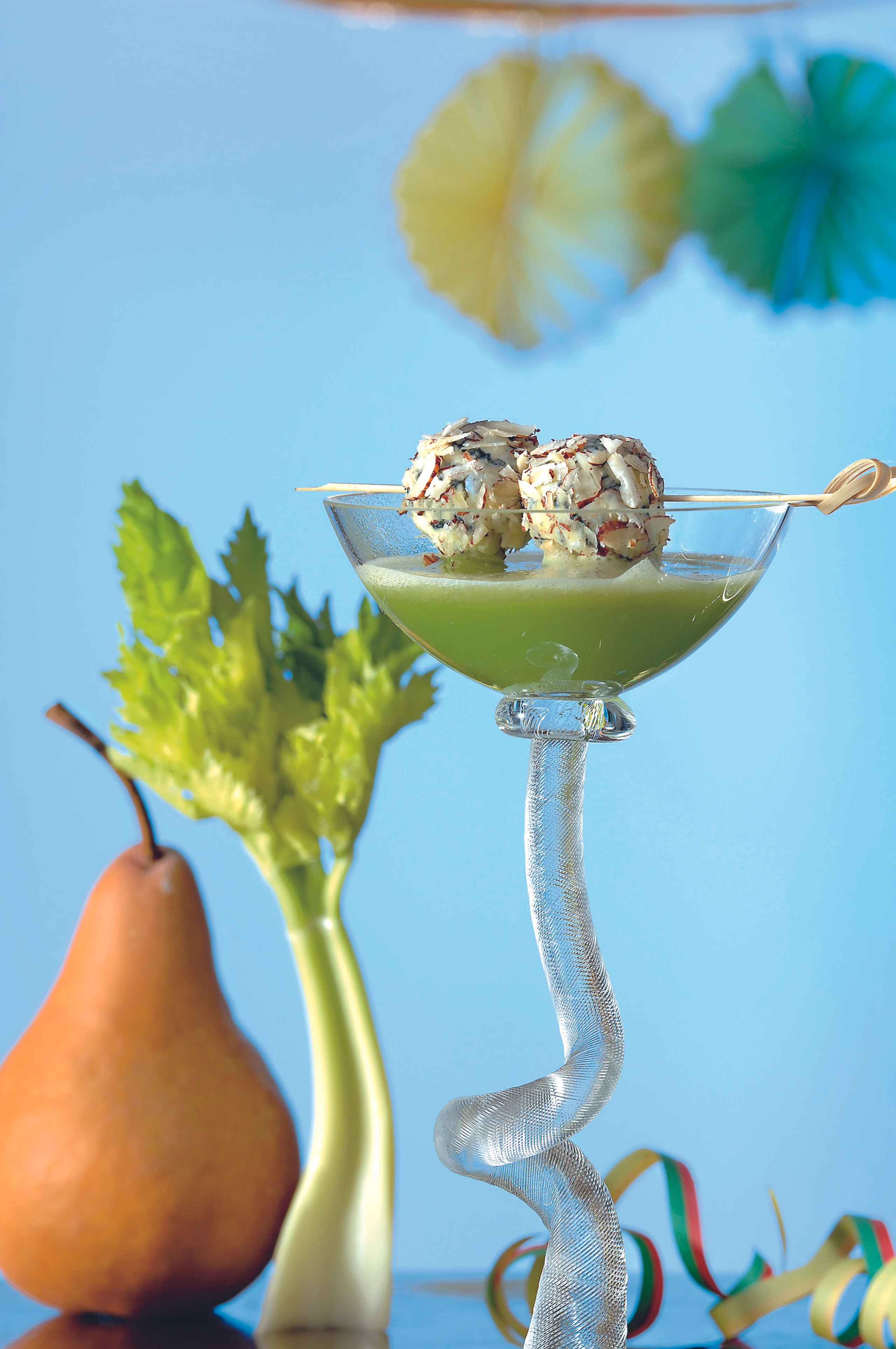 Sellerie-Birnen-Drink und Käsebällchen