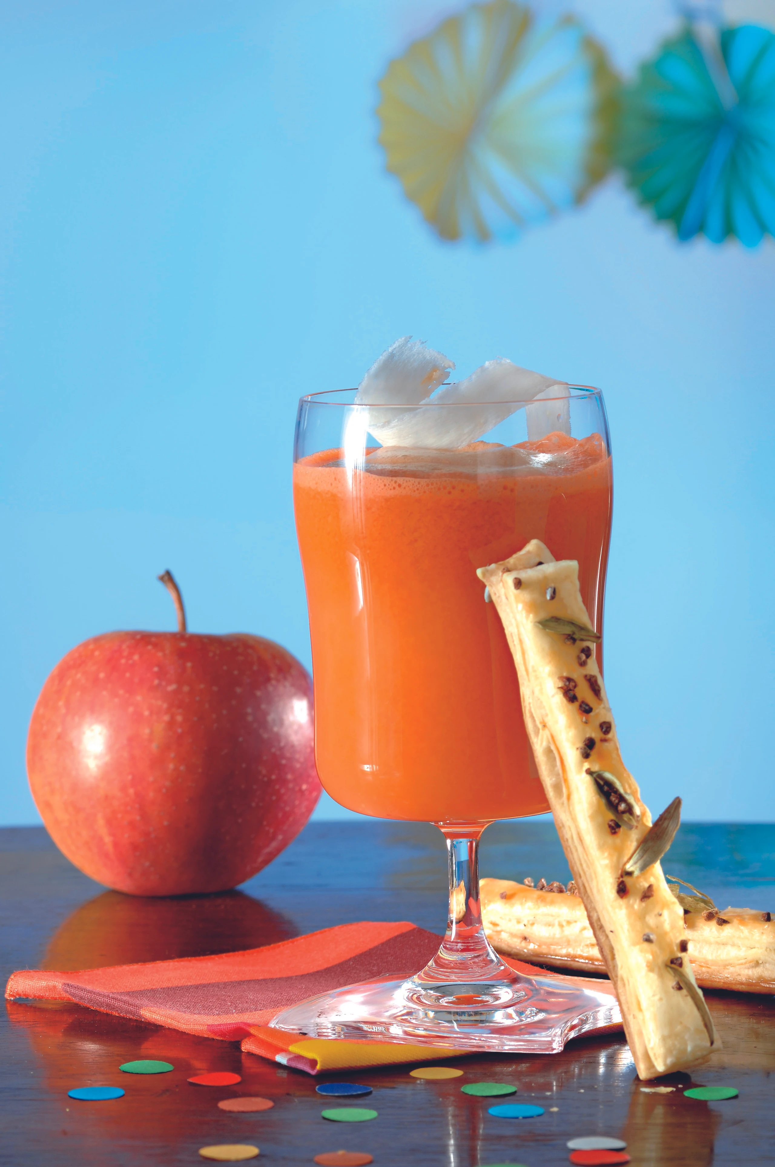 Karotten-Apfel-Drink und Kardamom-Stangerl