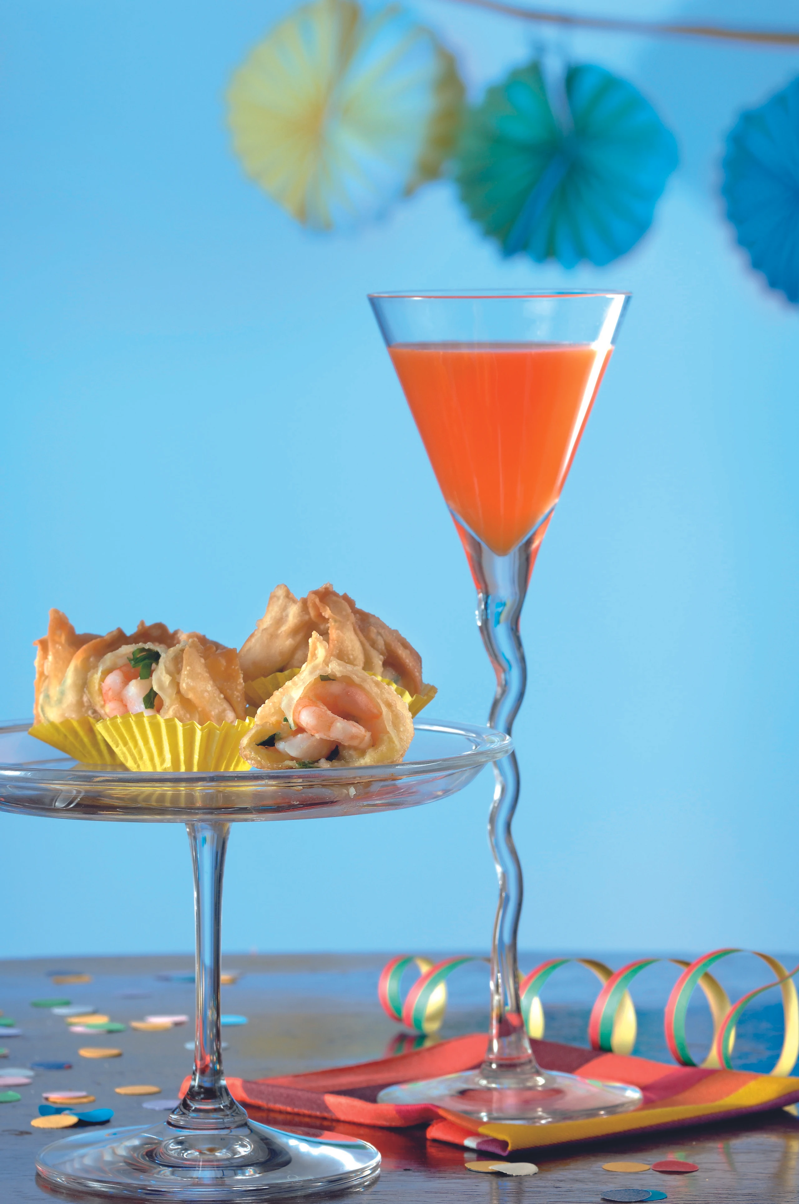 Paprika-Birnen-Drink und Shrimps-Säckchen