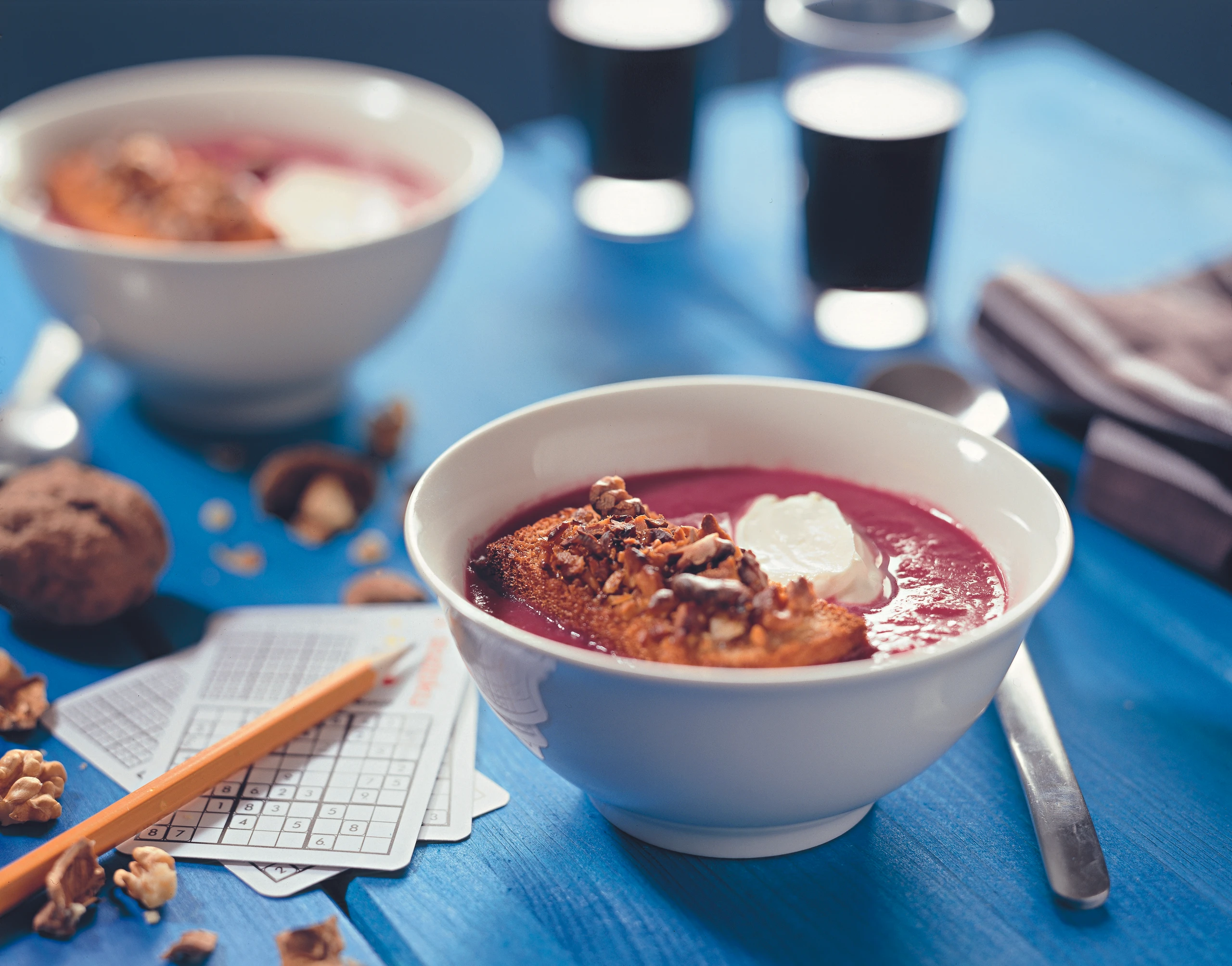 Rotkrautsuppe mit Nusstoast