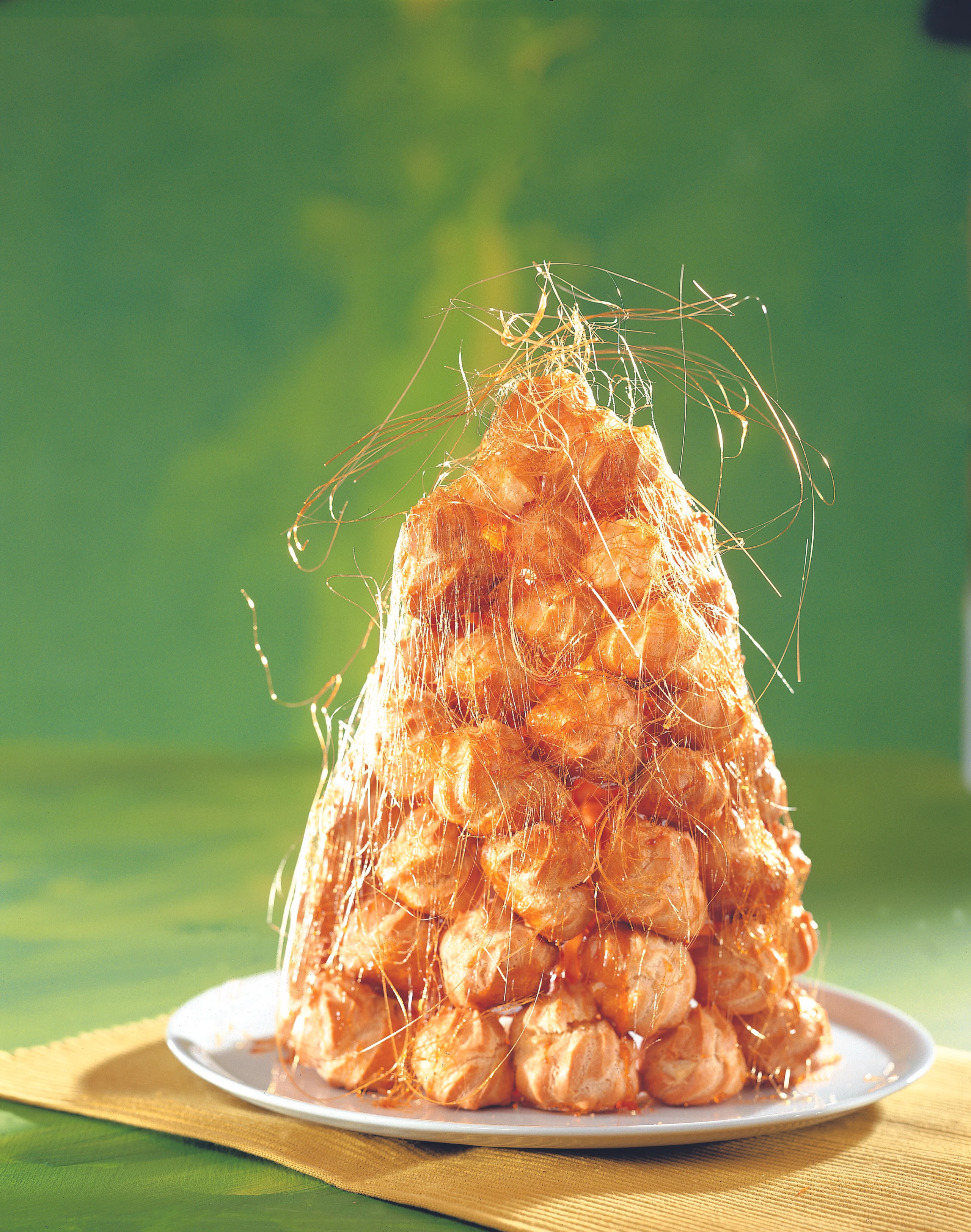 Croquembouche: Französische Brandteigkrapferltorte