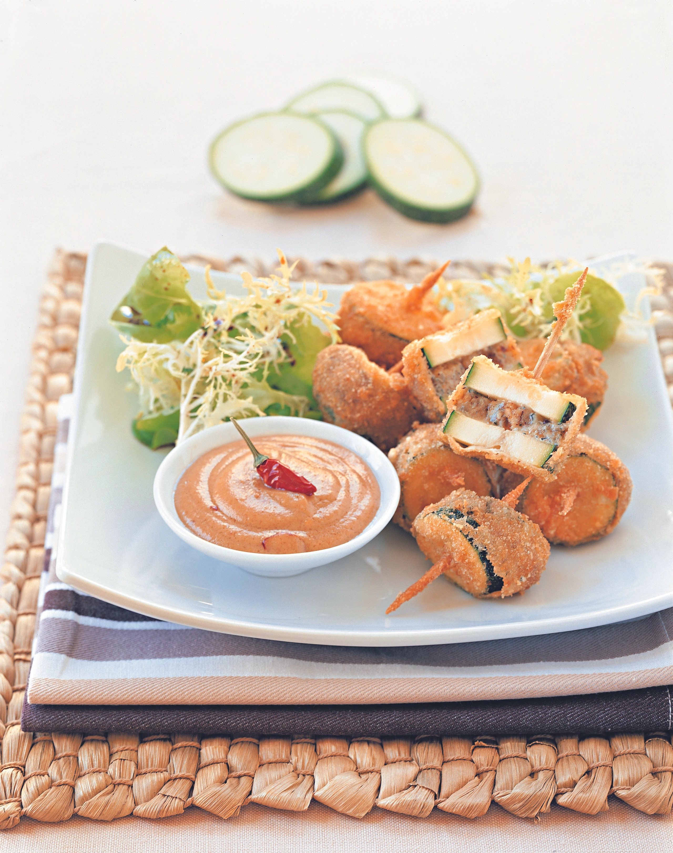 Panierte Zucchini-Päckchen mit Erdnusssauce