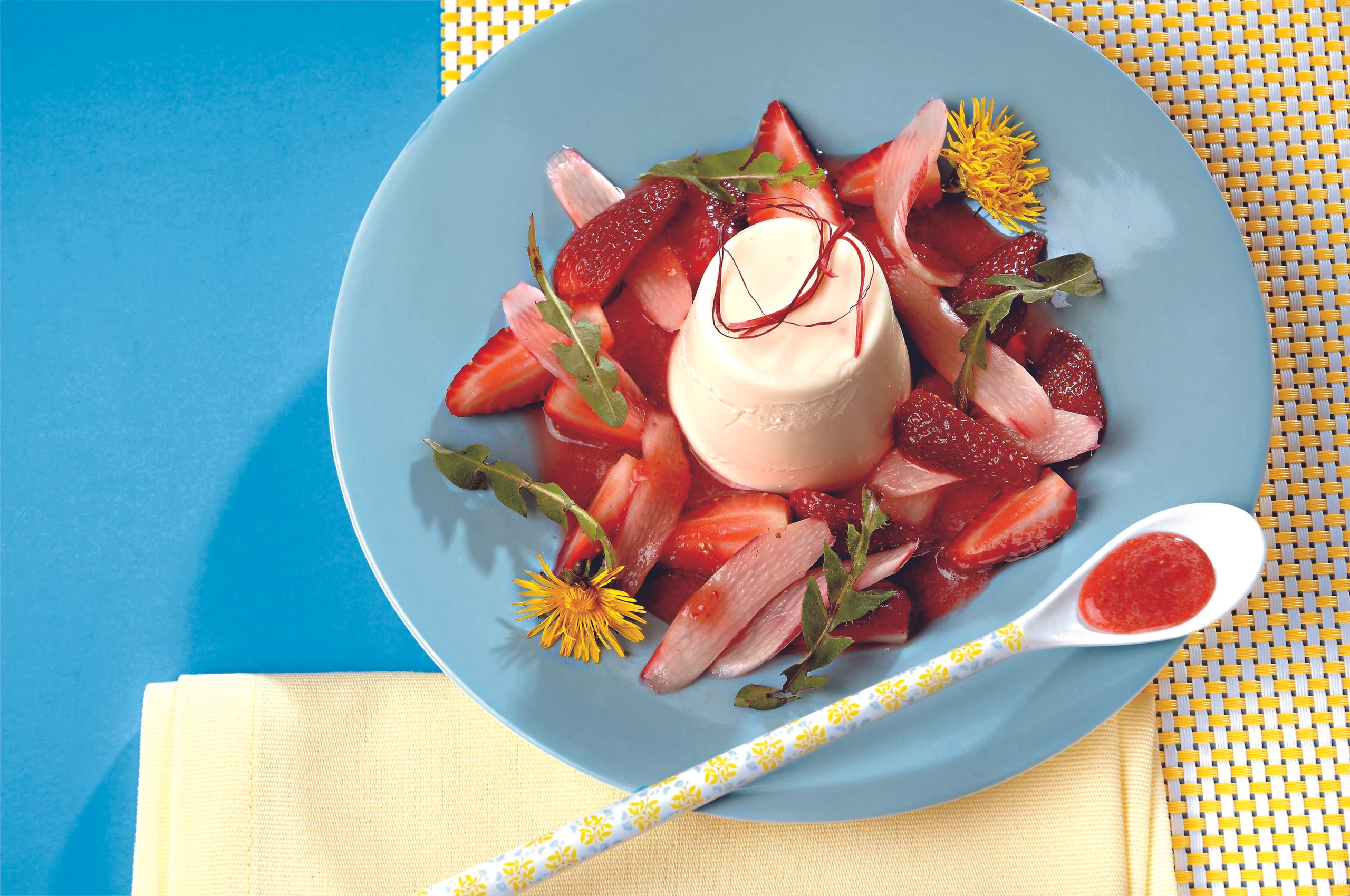 Joghurtcreme mit Erdbeer-Rhabarber-Ragout