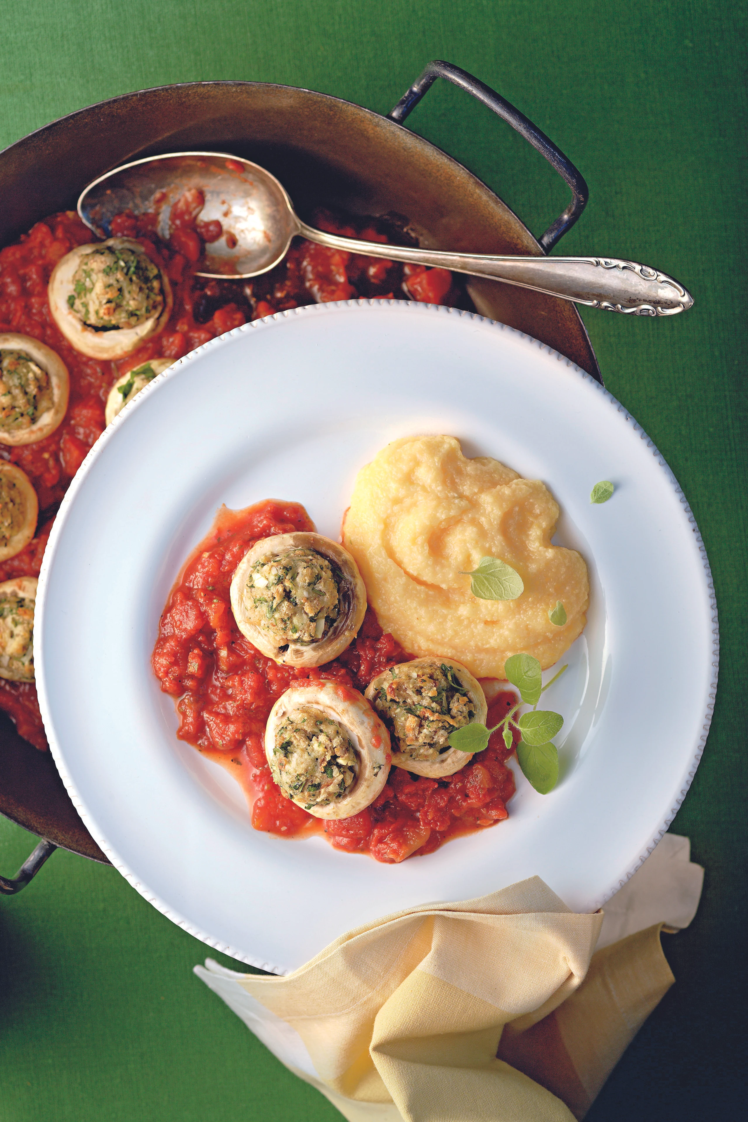 Gefüllte Champignons in Paradeis-Sugo