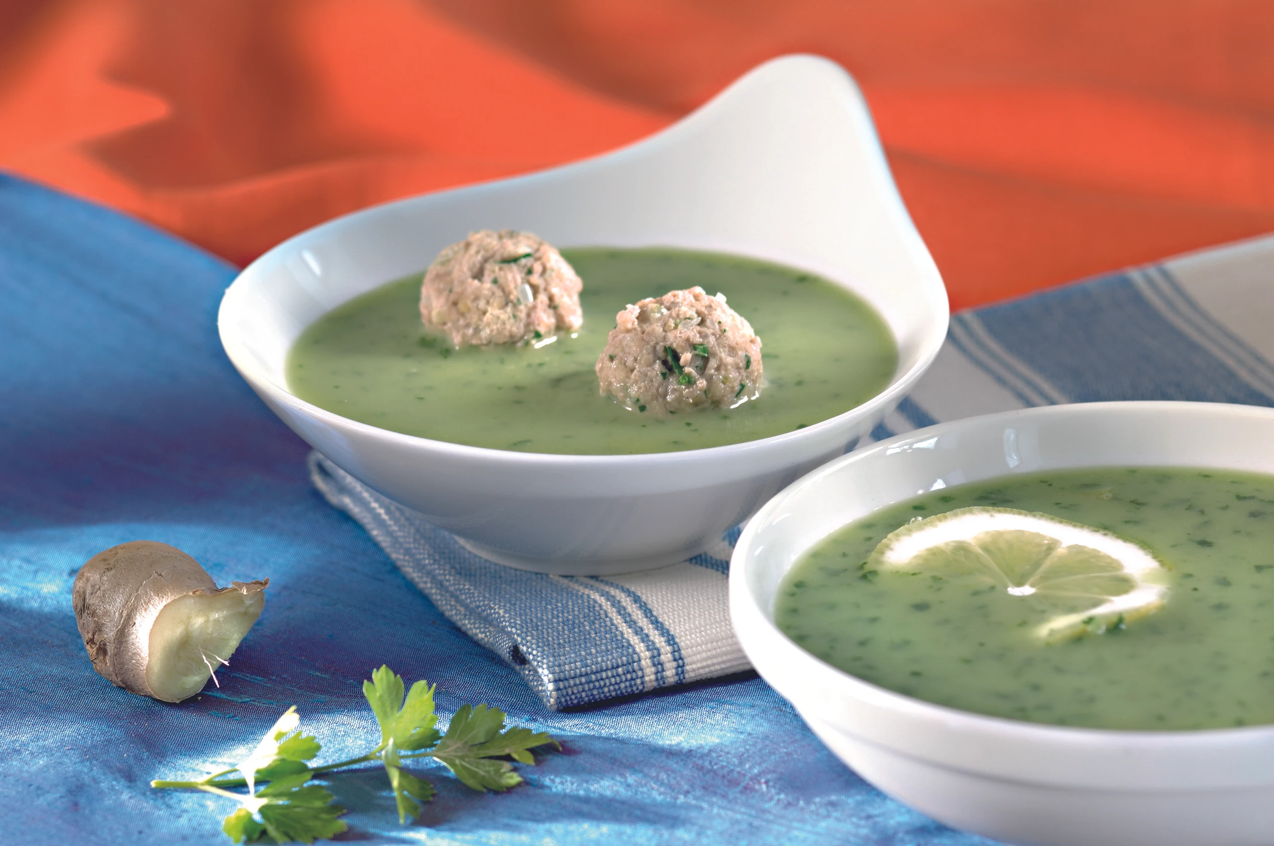 Petersilsuppe mit Kalbfleischbällchen