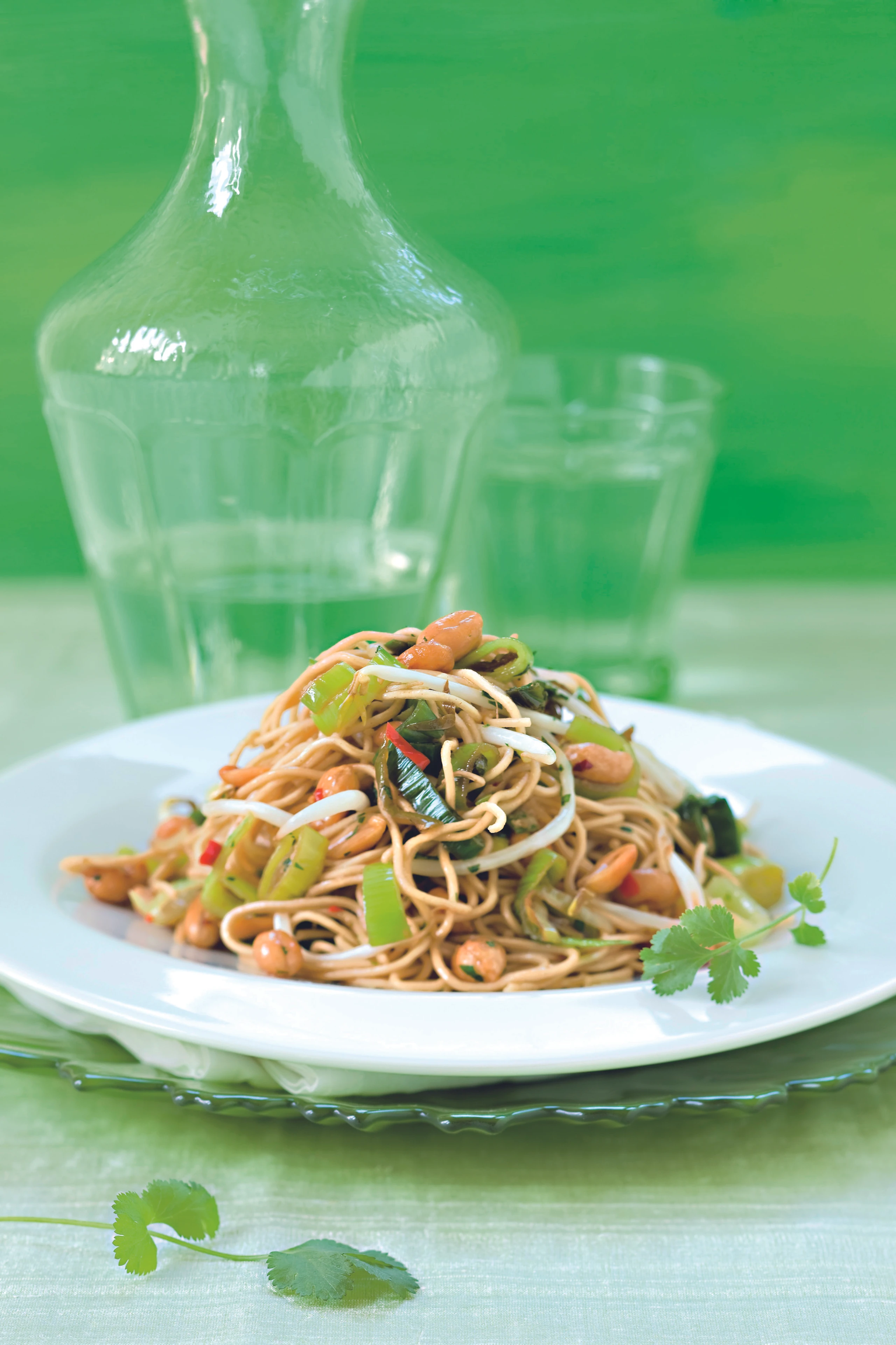 Scharfe Asia-Nudeln mit Nüssen