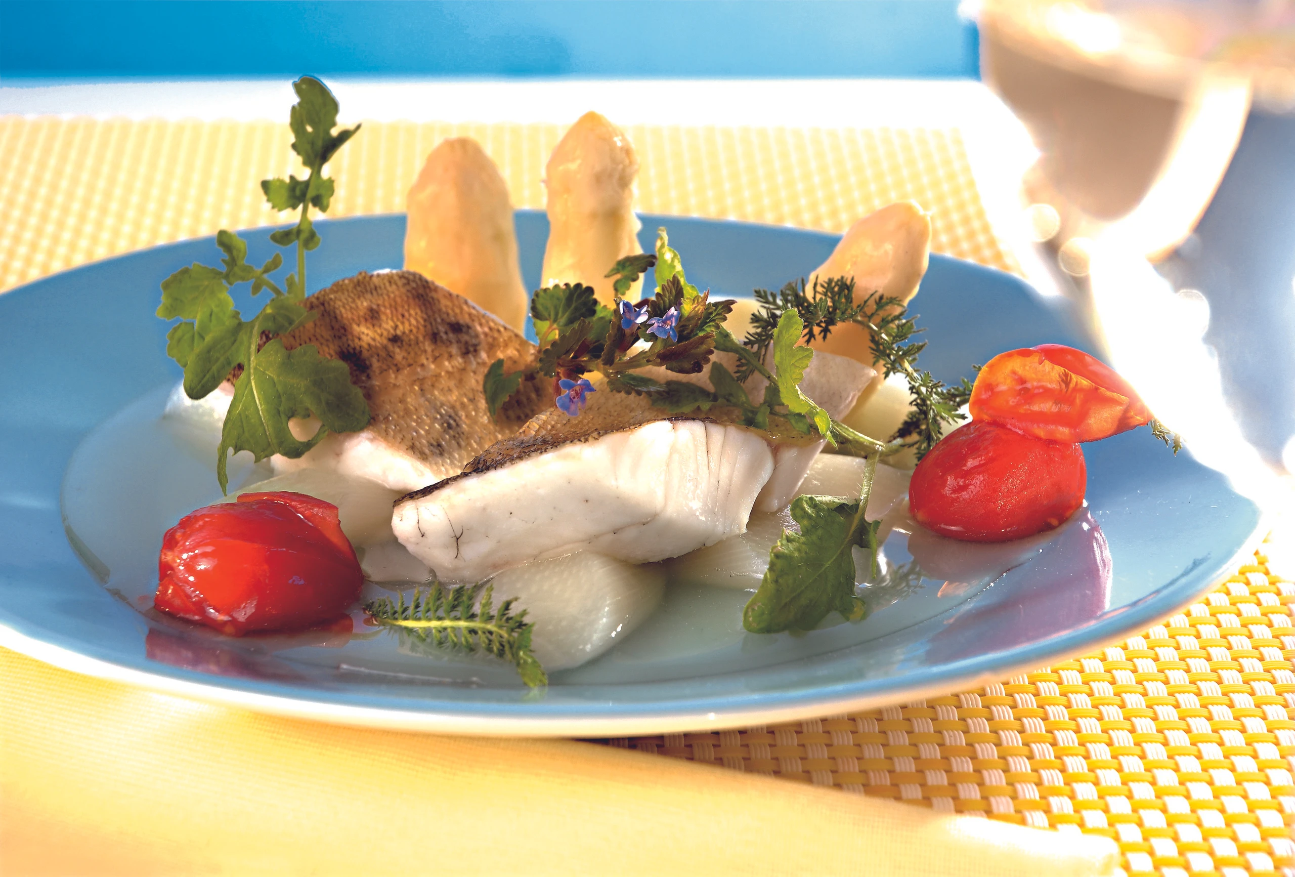Zanderfilet mit Spargel und Wiesenkräutern