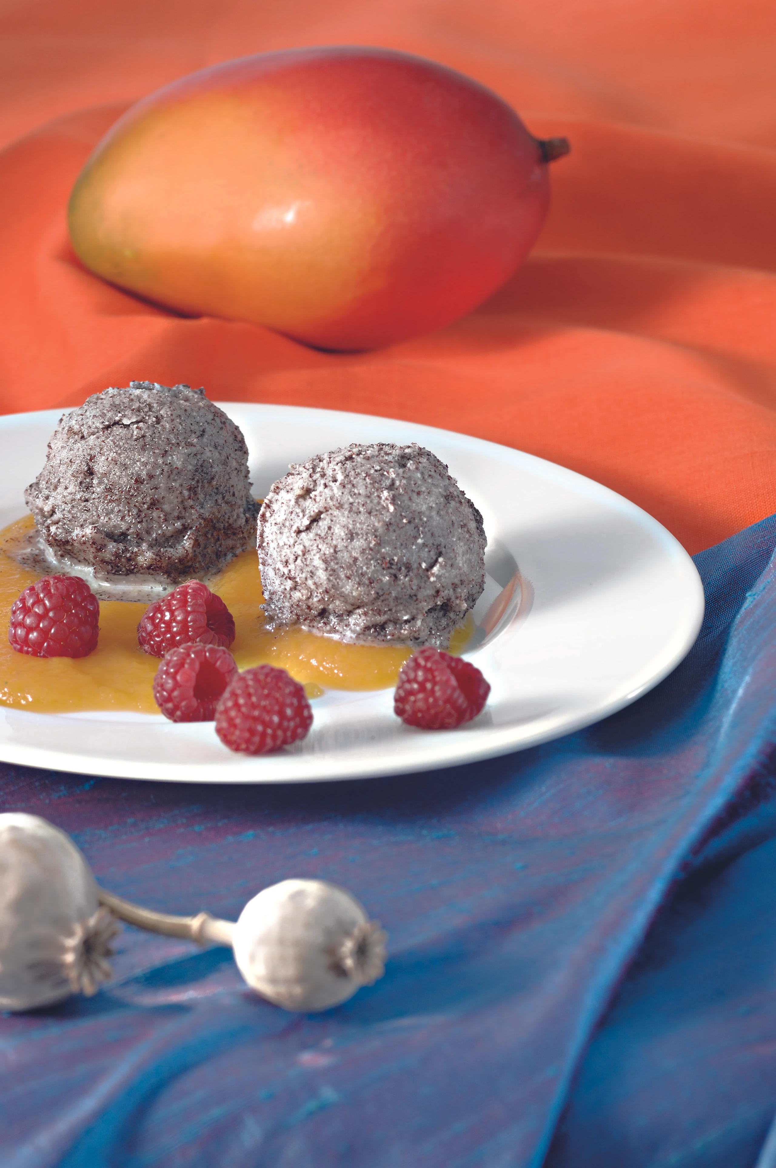 Mohn-Mandel-Parfait mit Mangosauce