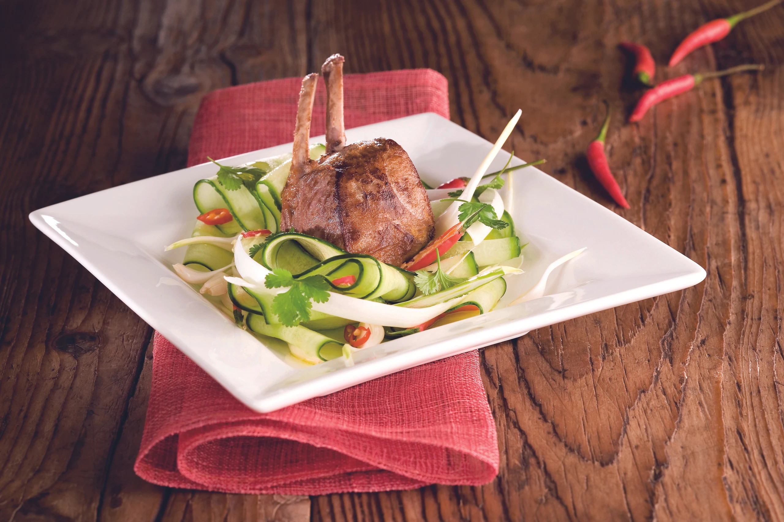 Lammkoteletts auf Limetten-Gurke