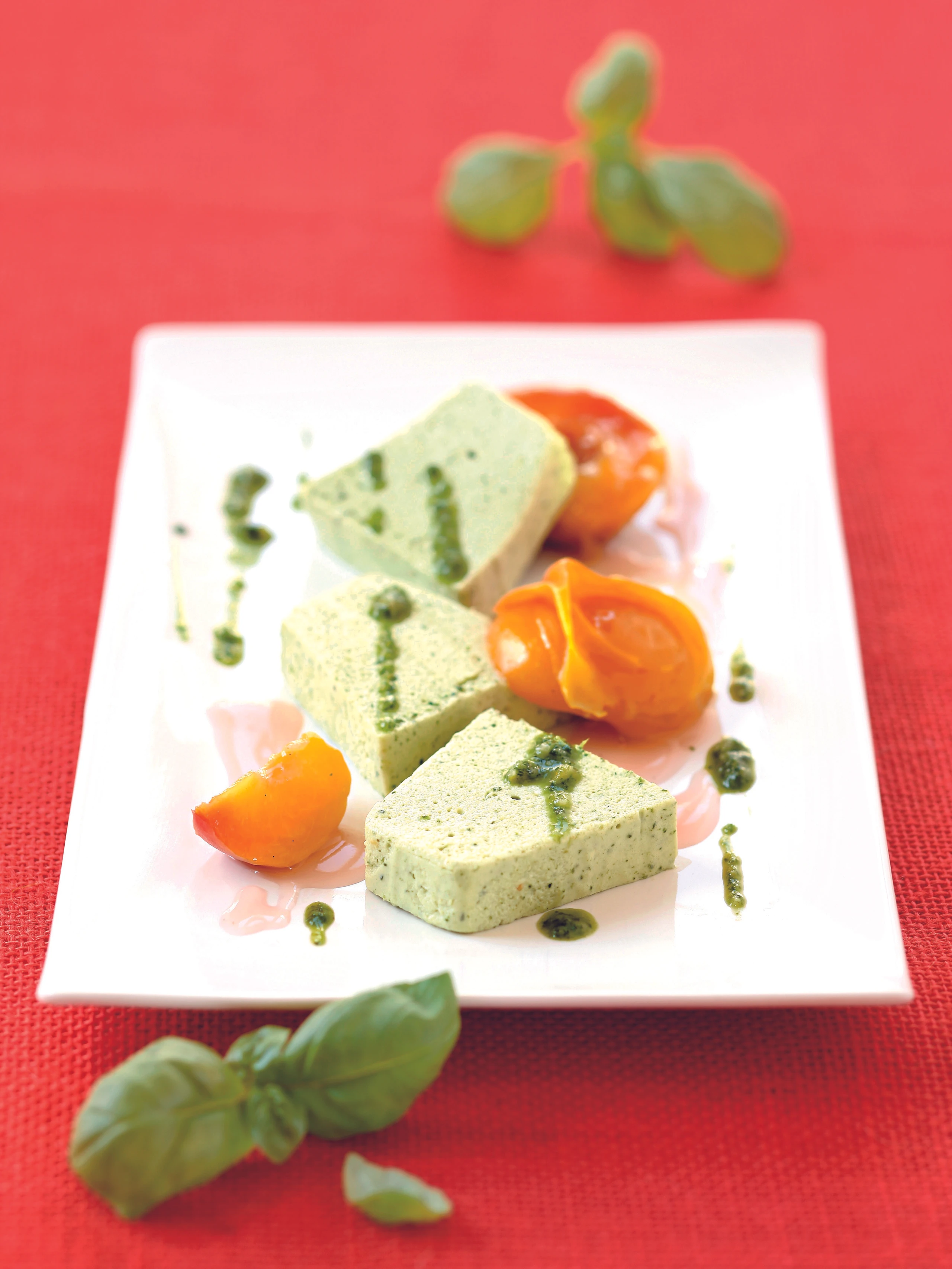 Basilikumcreme mit Vanille-Pfirsichen