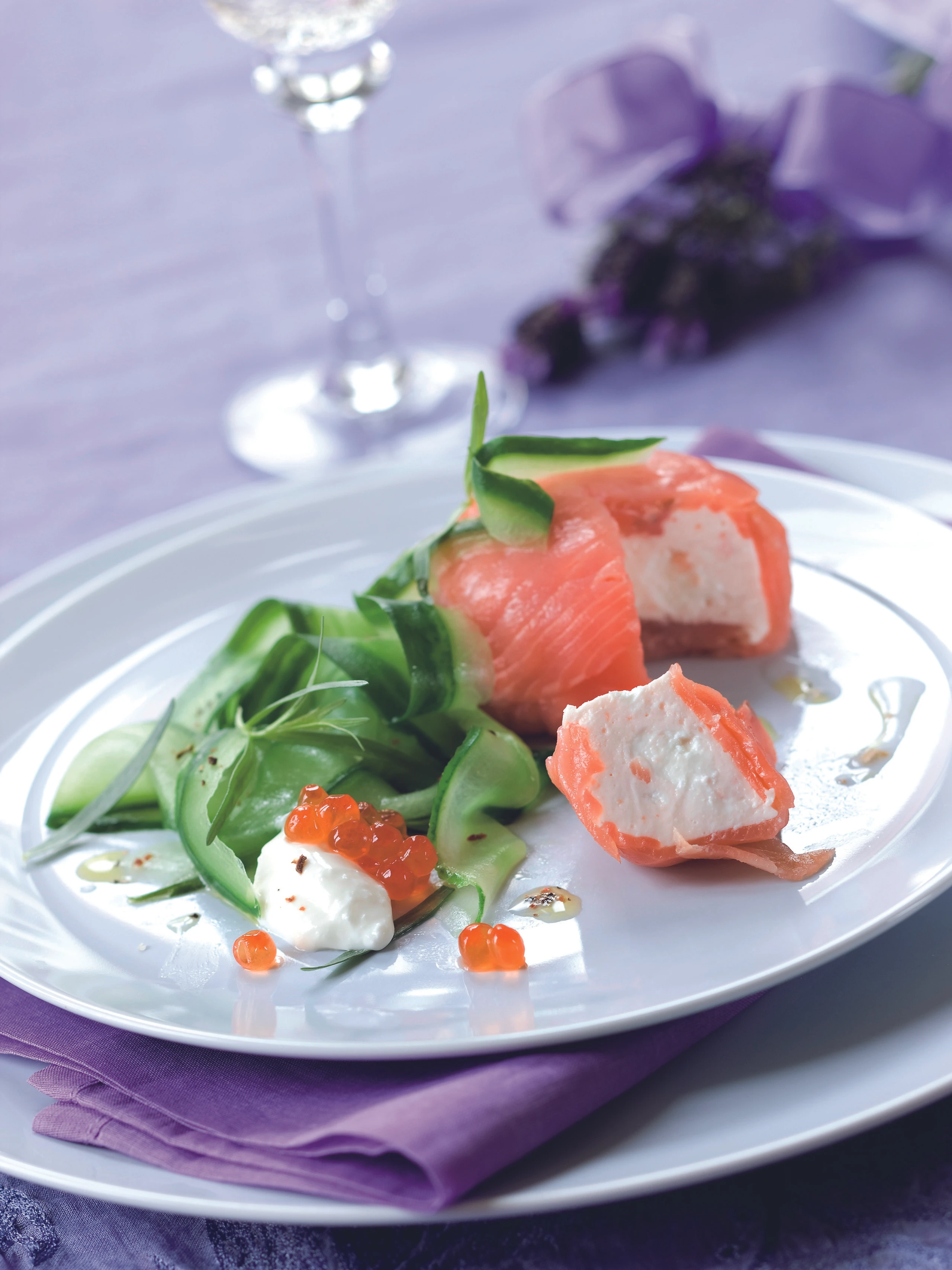 Räucherlachs-Mousse mit Kaviar und Gurkensalat