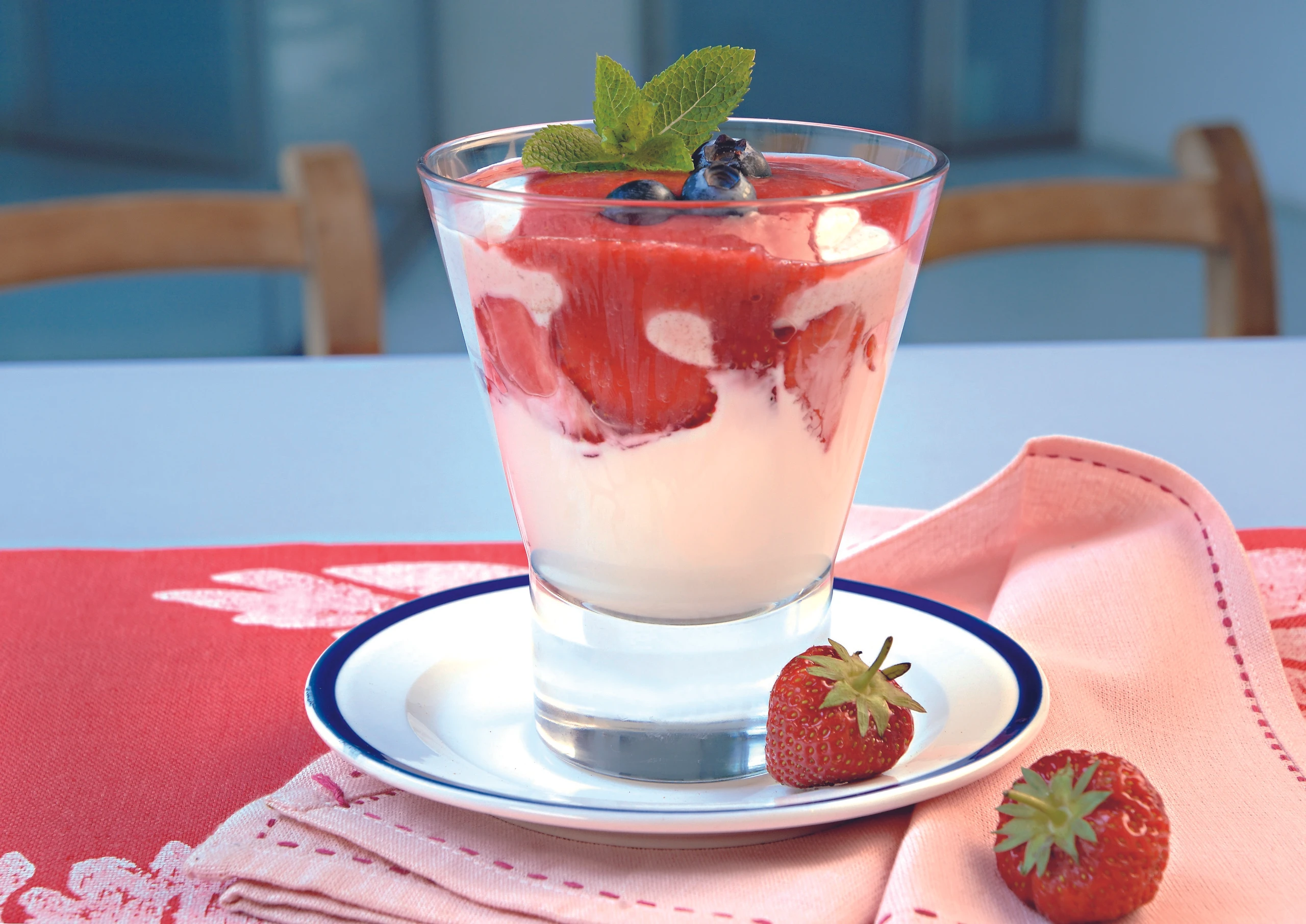 Vanille- und Zitronencreme mit Erdbeersauce