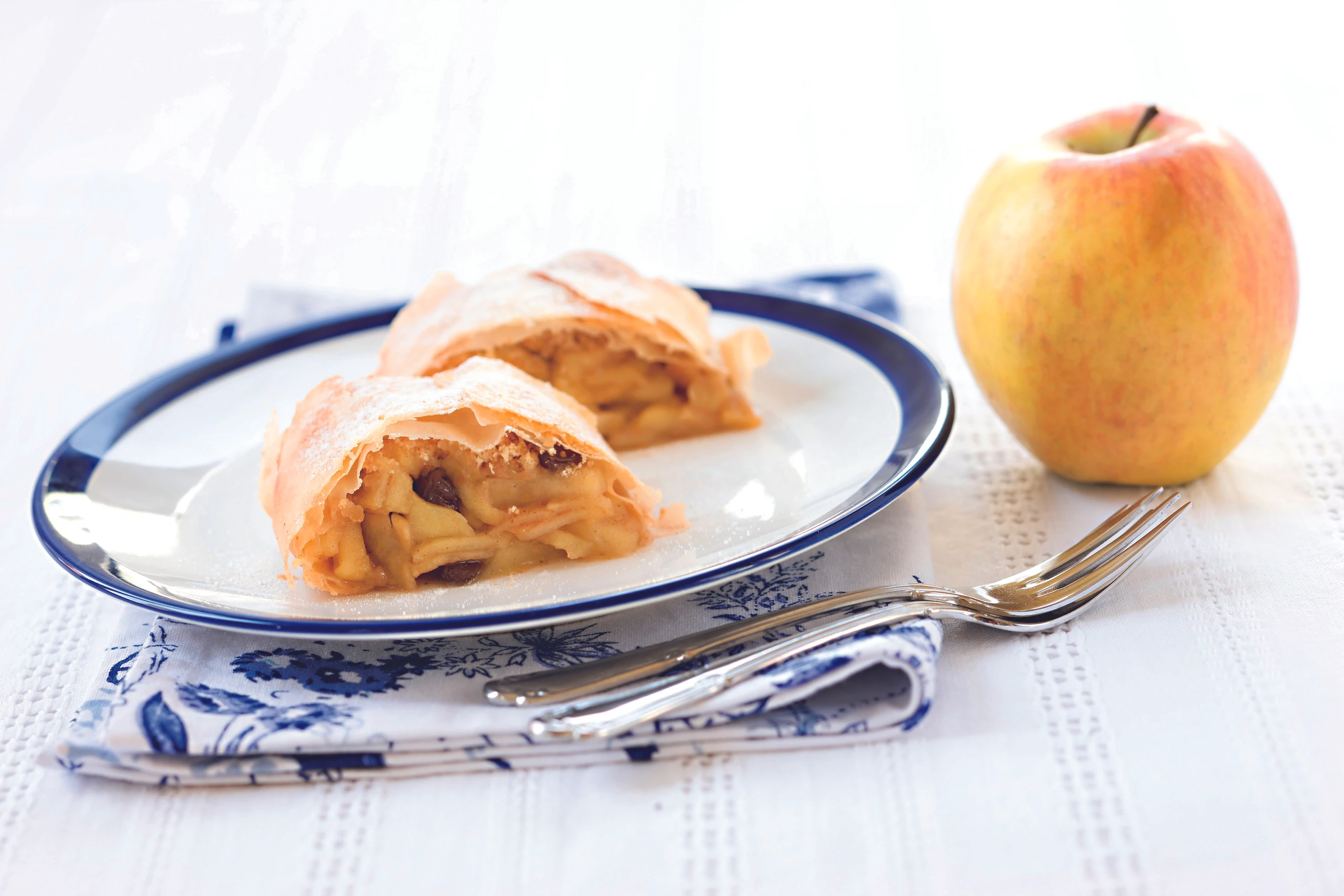 Apfelstrudel mit selbstgemachtem Strudelteig