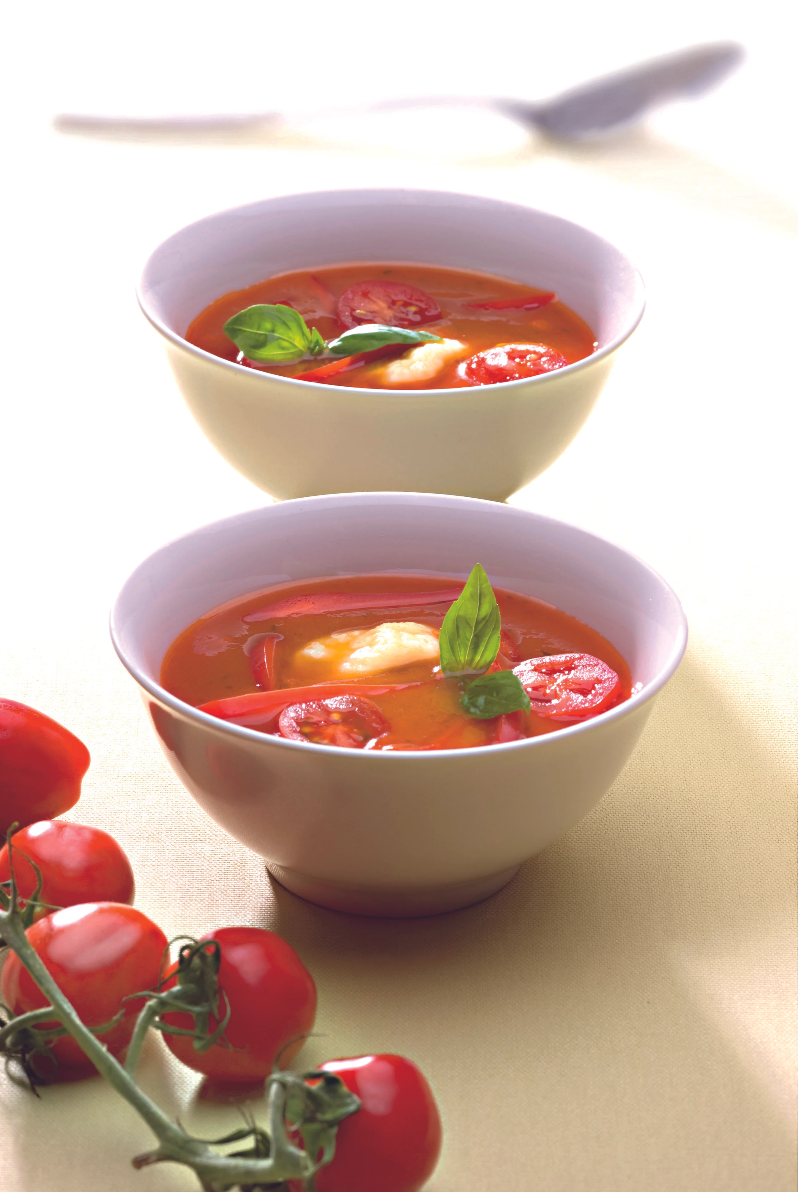 Tomaten-Paprika-Suppe mit Rahmnockerln