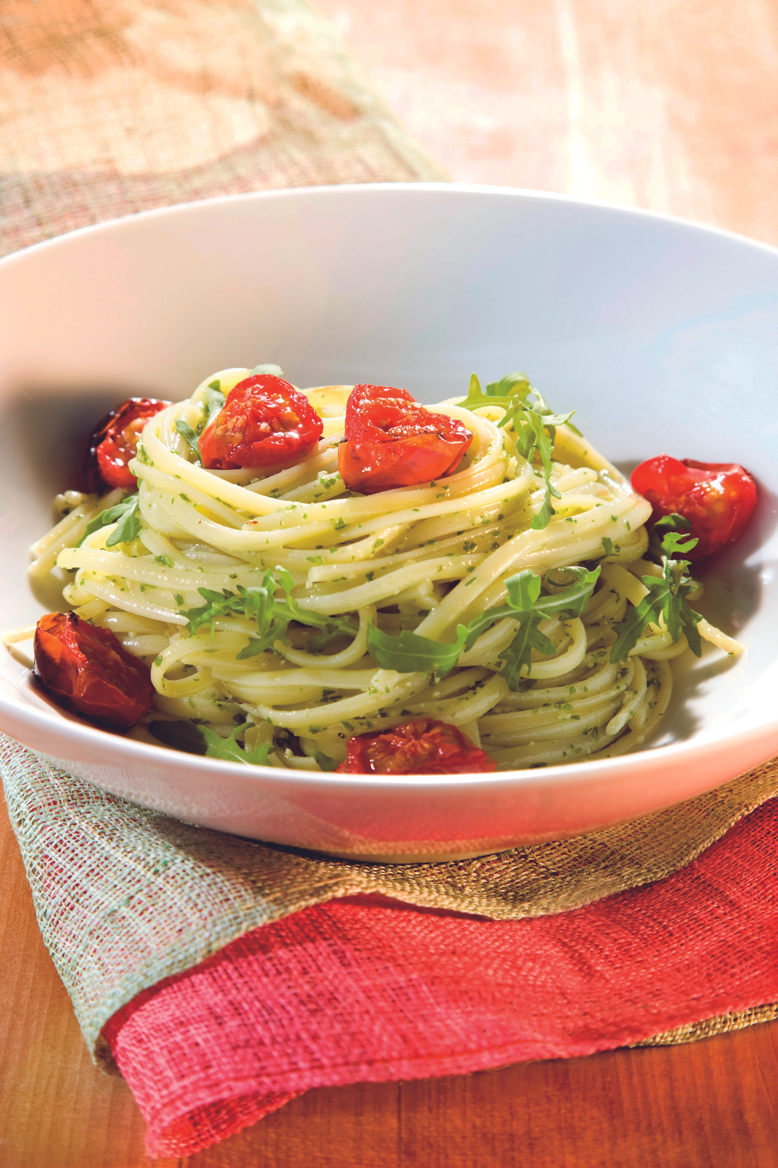Linguine mit Rucola-Pesto und Schmorparadeisern