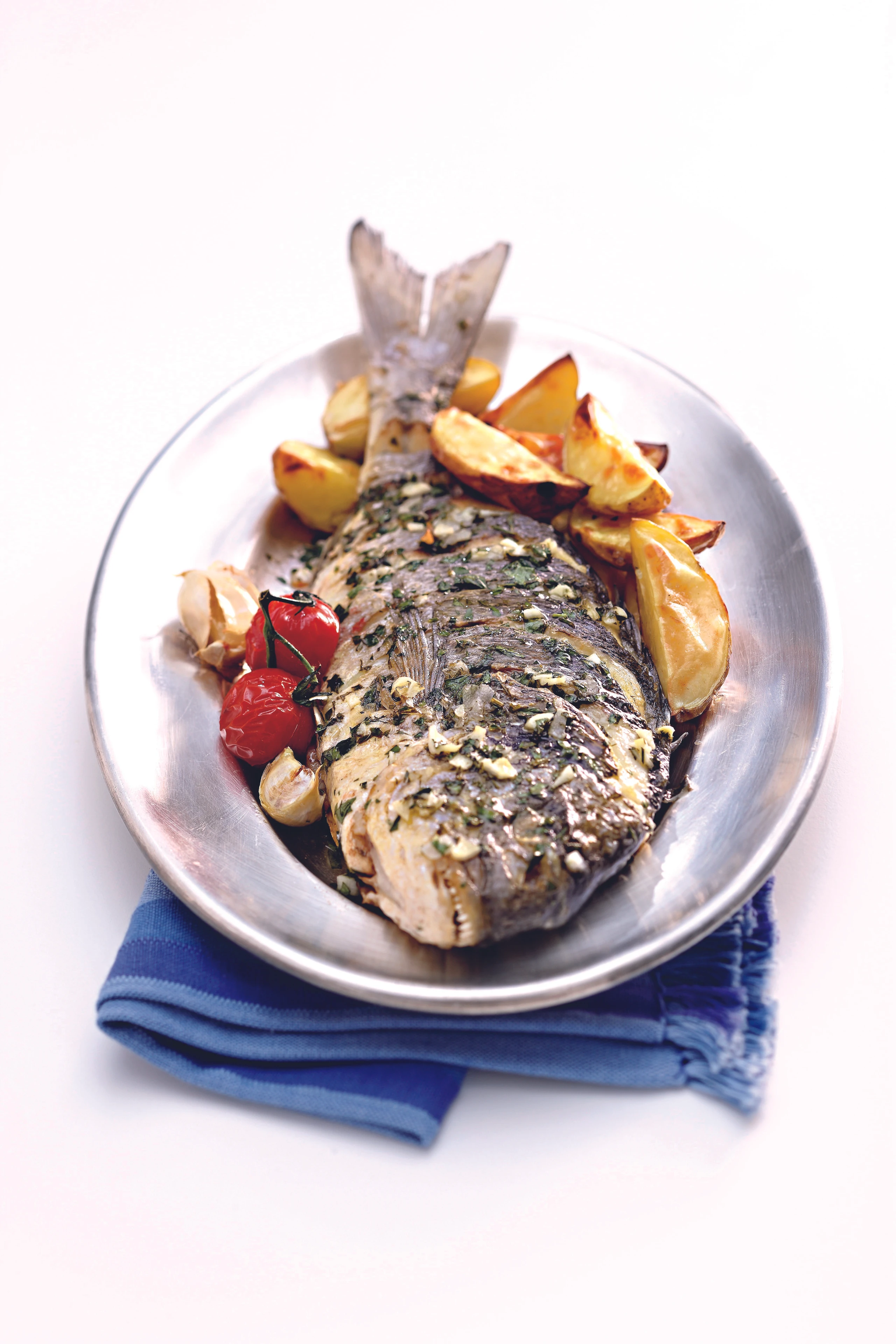 Gebratene Goldbrasse mit Erdäpfeln und Paradeisern