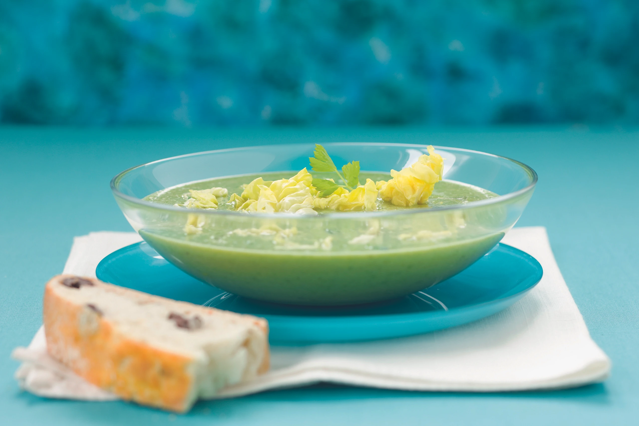 Salatsuppe mit Petersilie