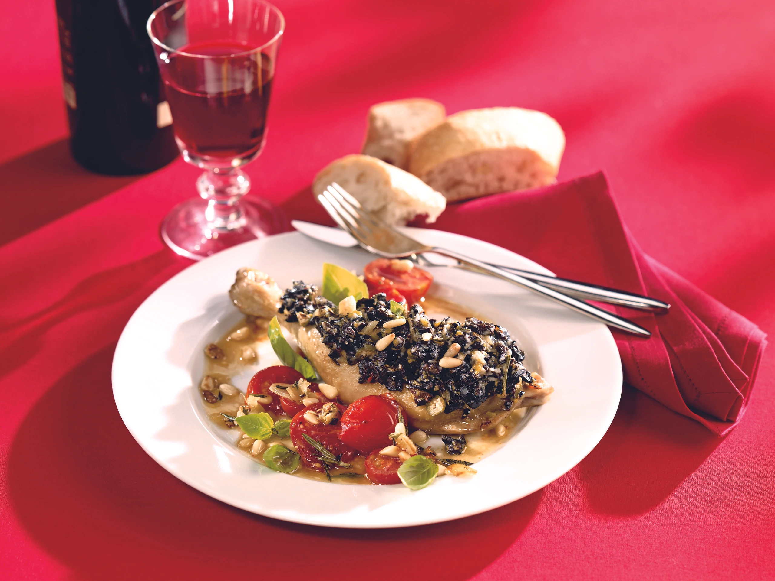 Schwarzes Hendl: Huhn mit Oliven-Kapern-Kruste