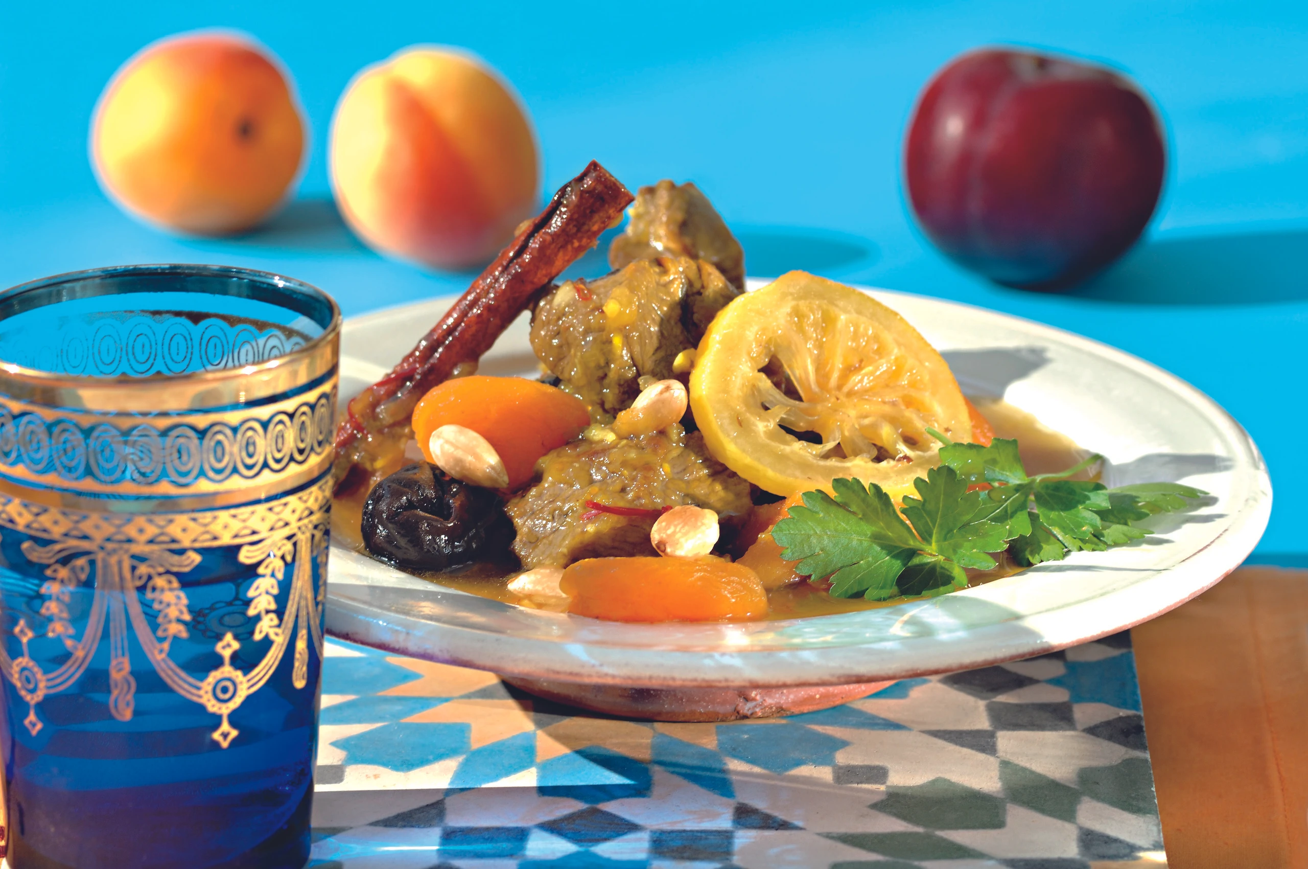 Lamm-Tajine mit getrockneten Zwetschken und Marillen