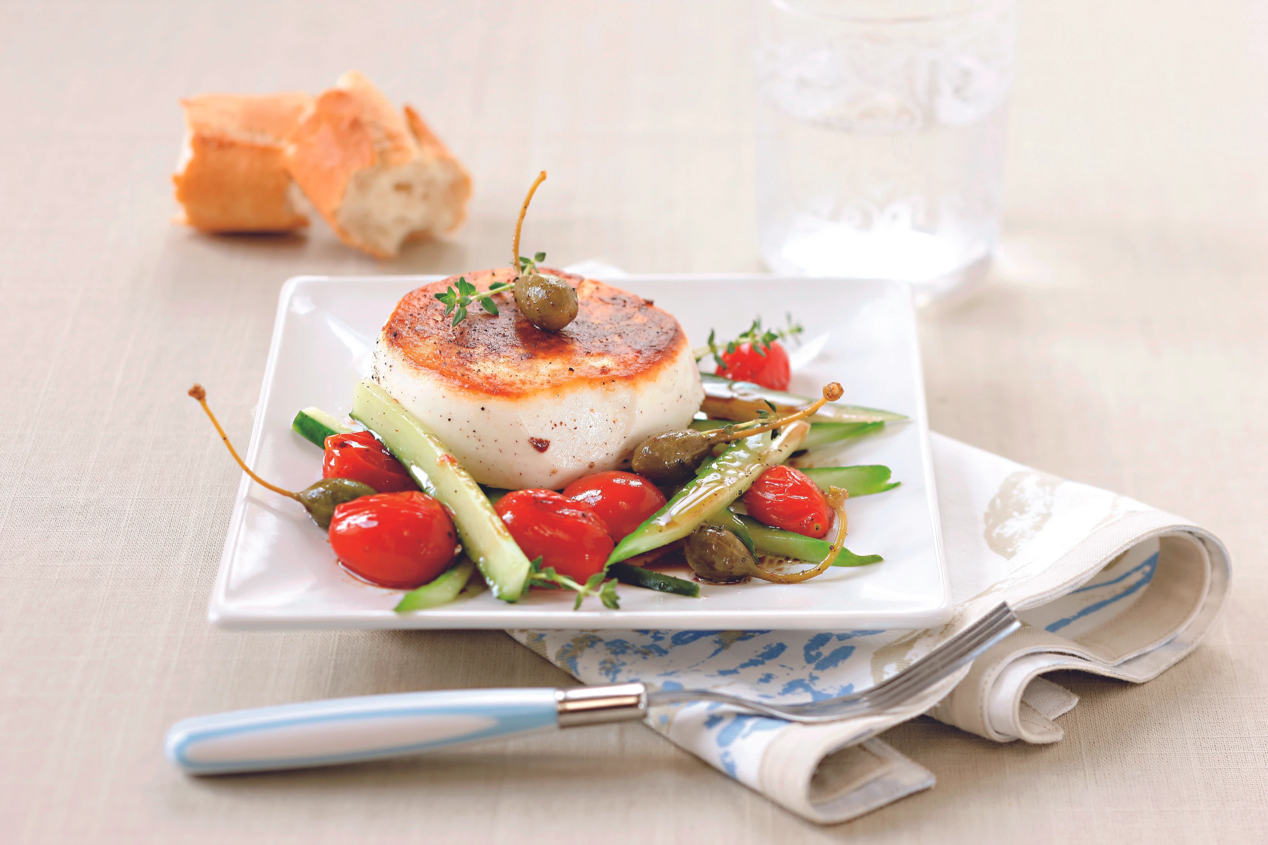 Knuspriger Schafkäse auf gebratenem Salat